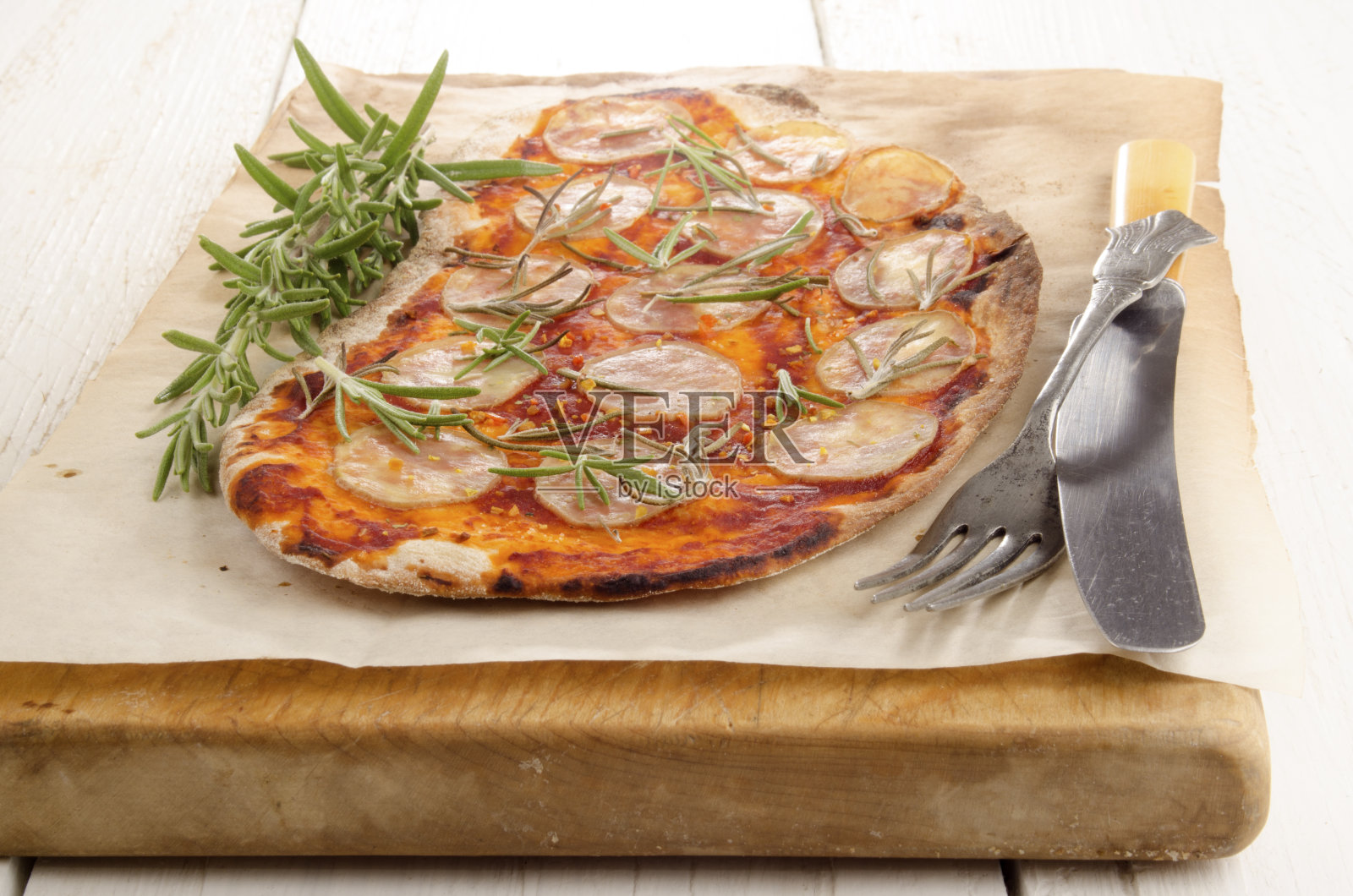 又薄又扁的土豆比萨饼照片摄影图片