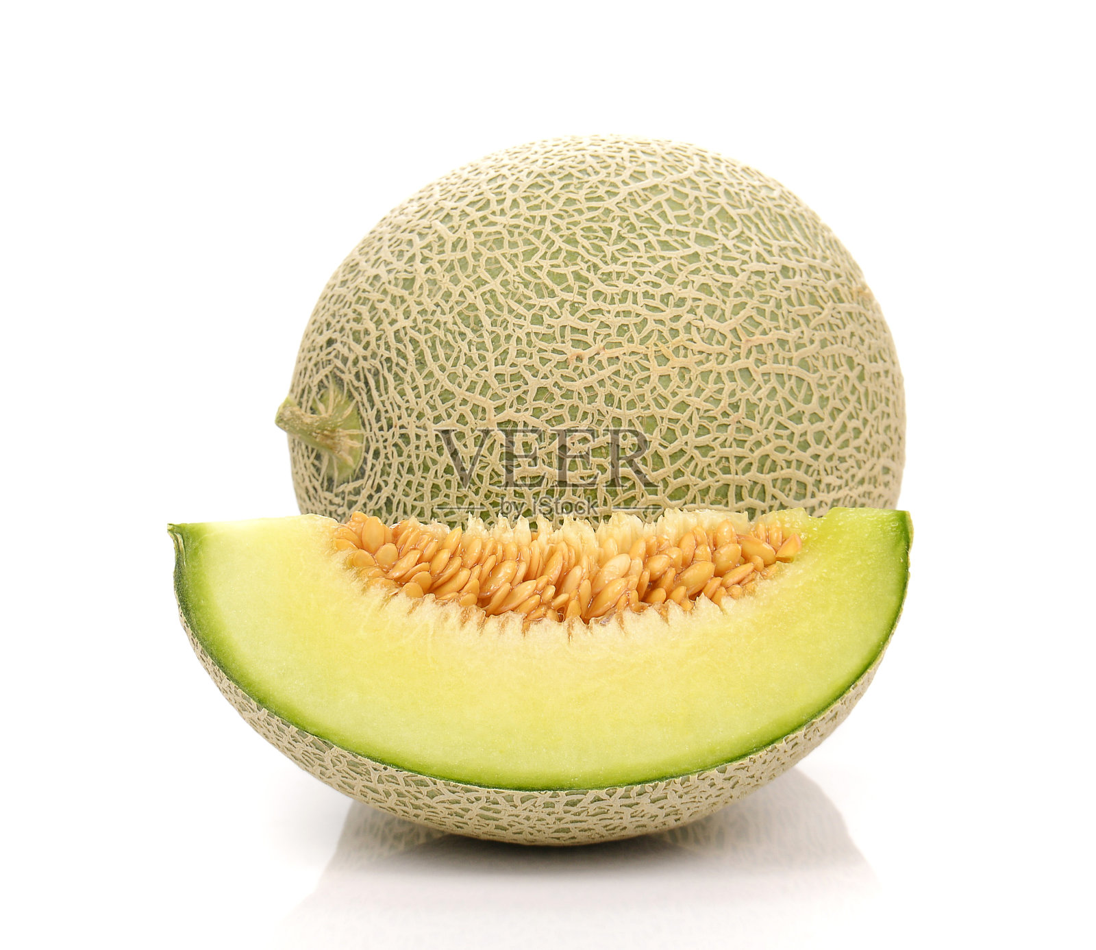 甜瓜和切块的甜瓜在白色背景上照片摄影图片