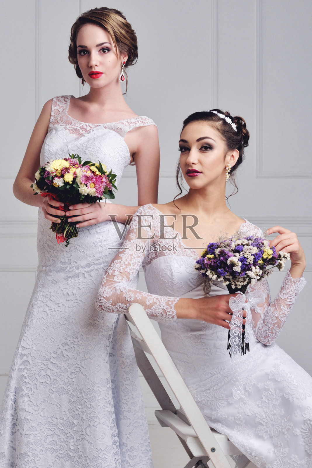 两个美丽的新娘一起摆姿势照片摄影图片