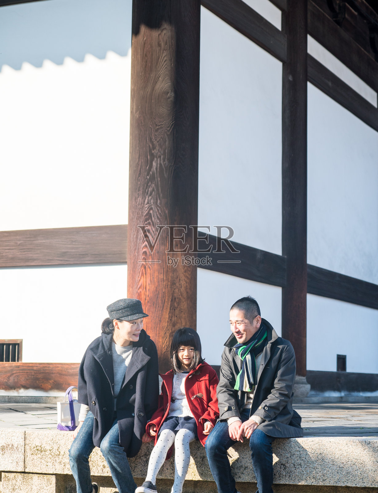 寺庙里的家人照片摄影图片