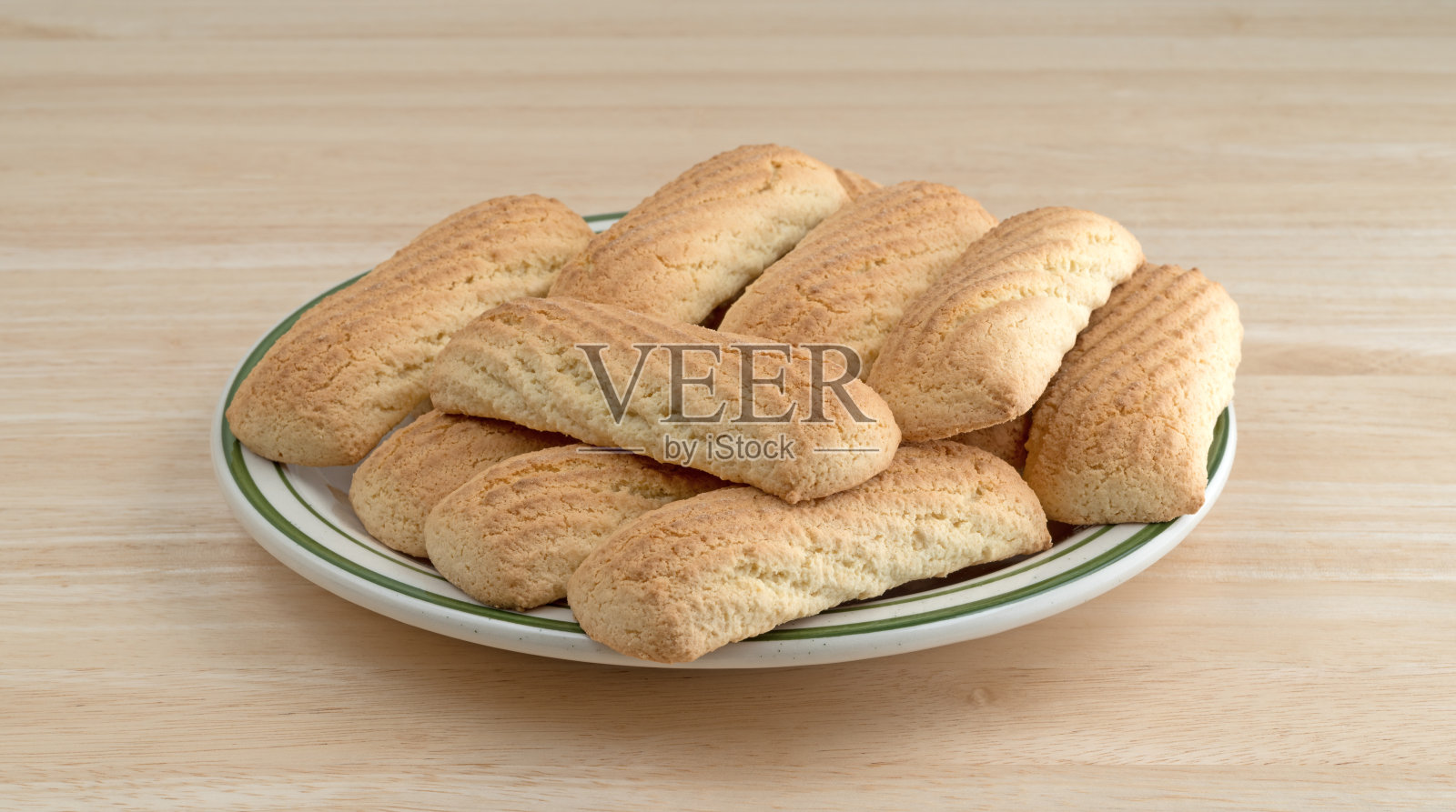 香草曲奇棒放在绿色条纹的盘子里照片摄影图片