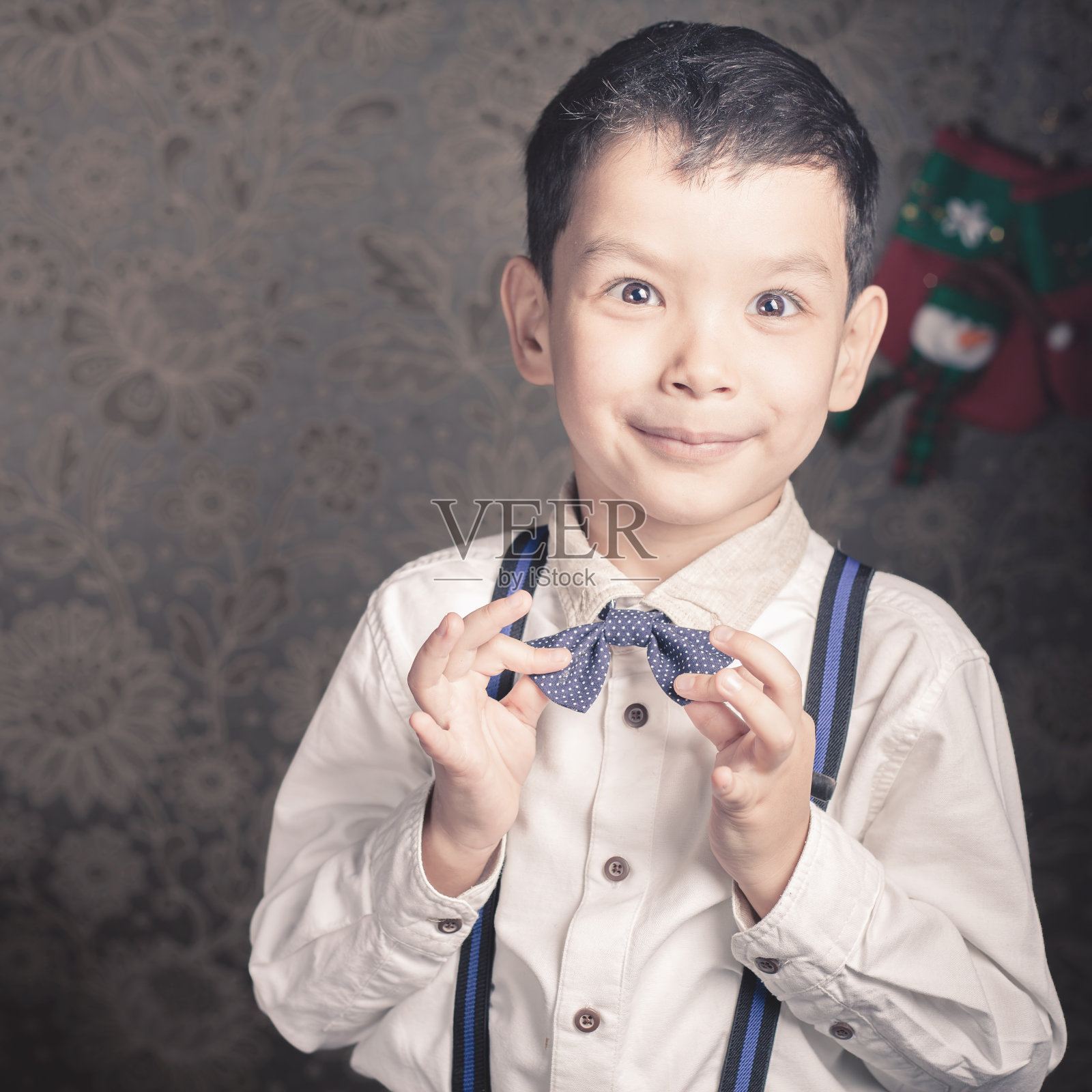 英俊的男孩在圣诞节穿得很好照片摄影图片