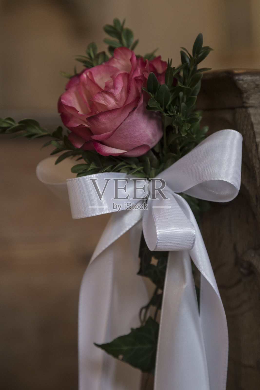 教堂长椅的细节与花卉婚礼装饰照片摄影图片