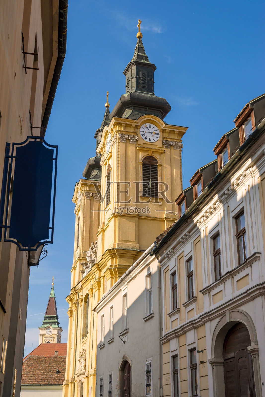 匈牙利Szekesfehervar老城的老街景。照片摄影图片