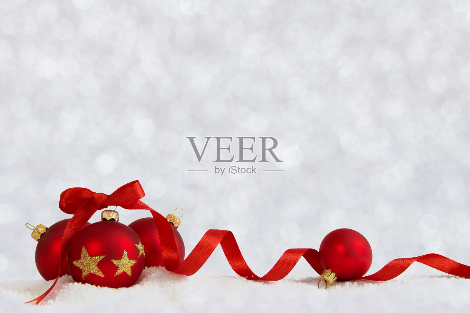 四个带缎带散焦的圣诞球照片摄影图片