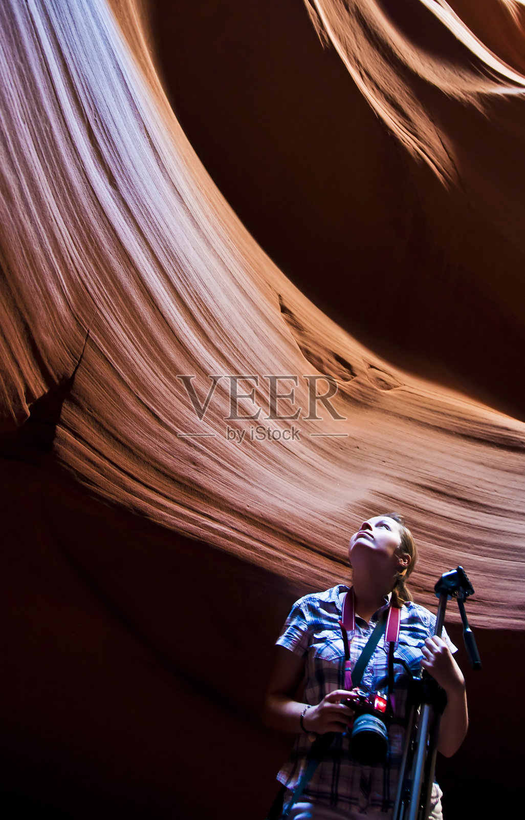 羚羊峡谷的女旅游摄影师照片摄影图片