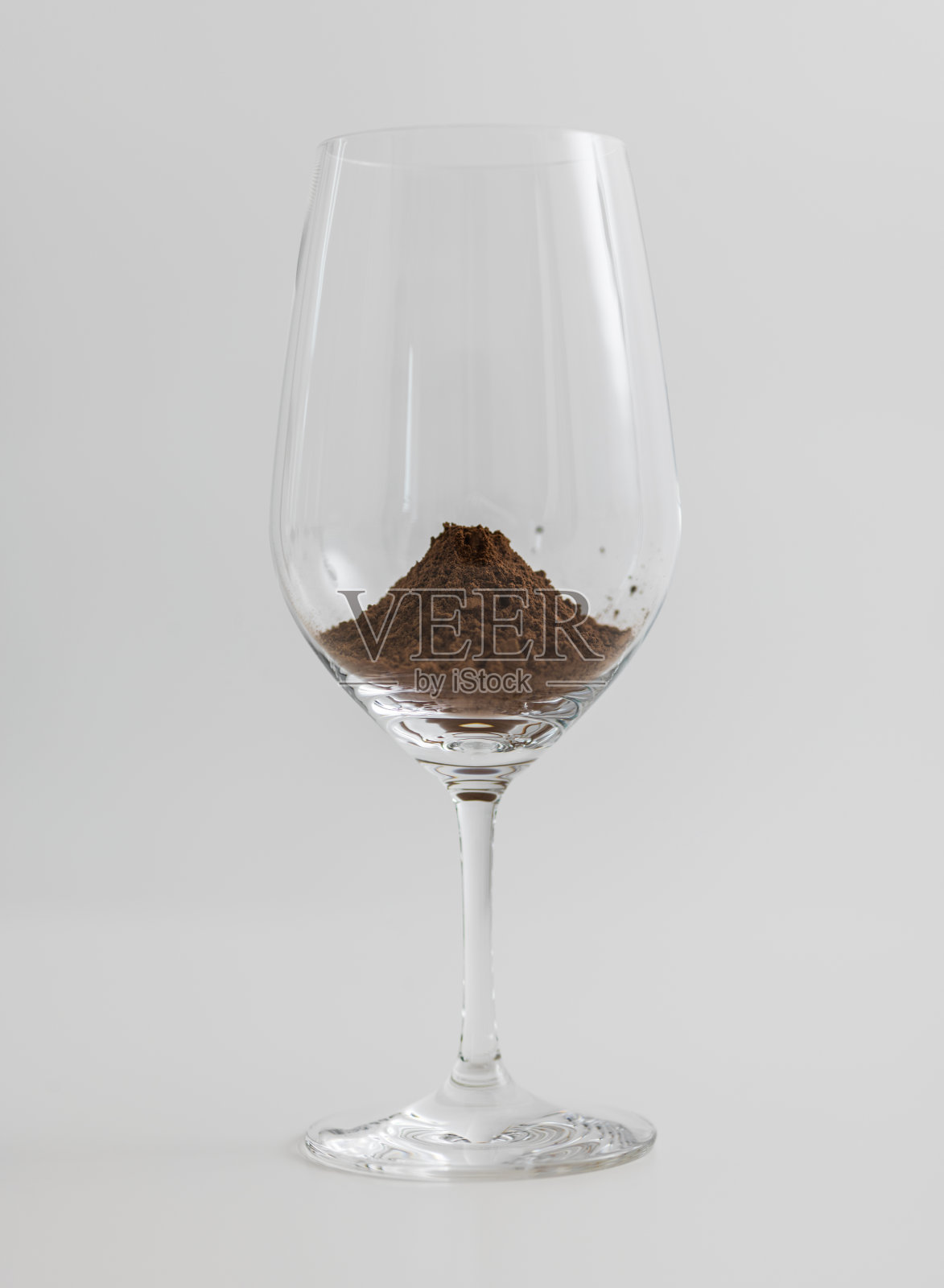 白色背景下的酒杯装可可照片摄影图片