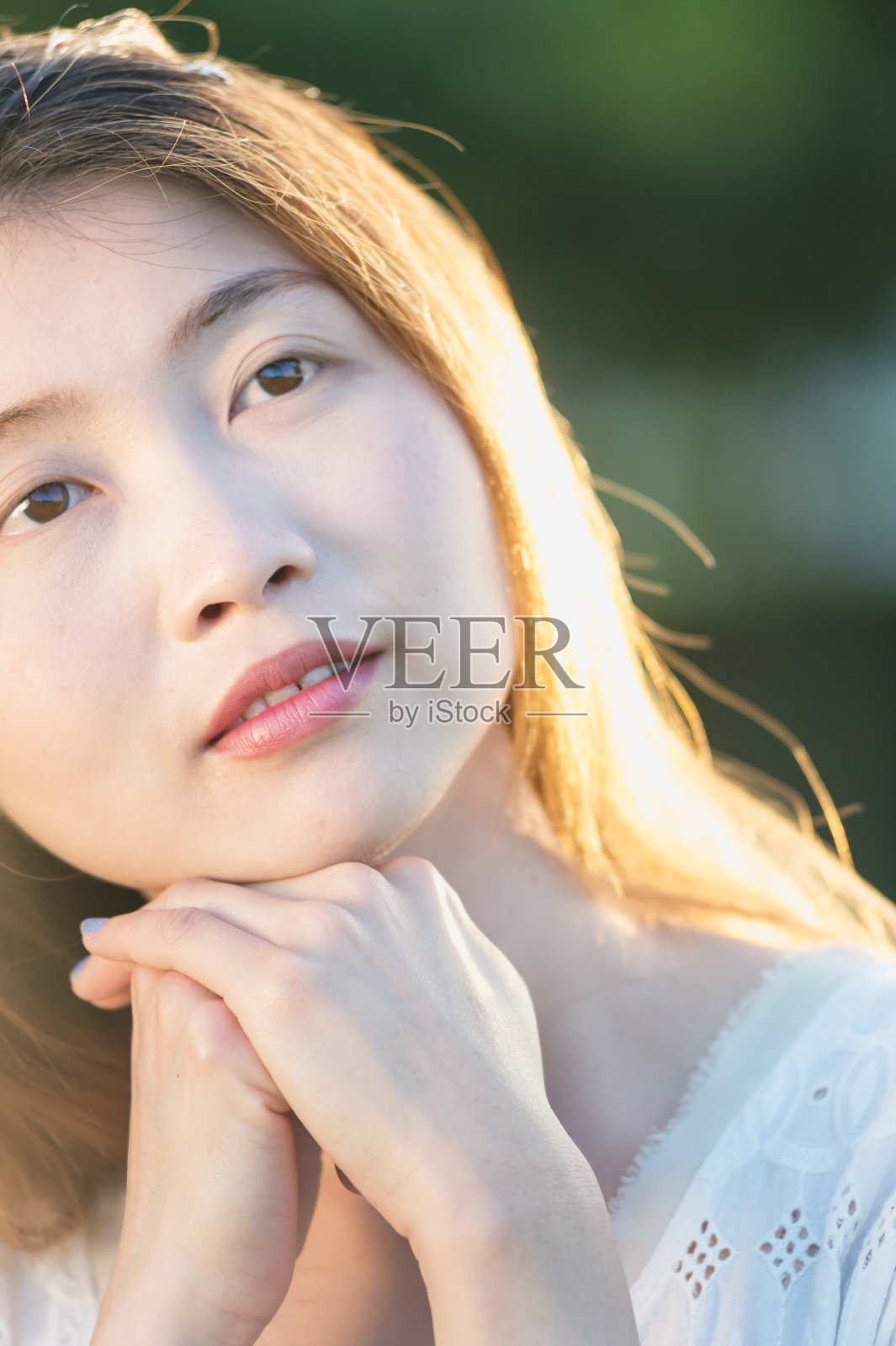 特写的脸和手亚洲年轻女子照片摄影图片