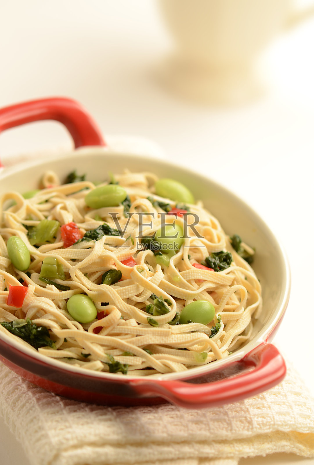 青豆和豆腐在米酒酱照片摄影图片