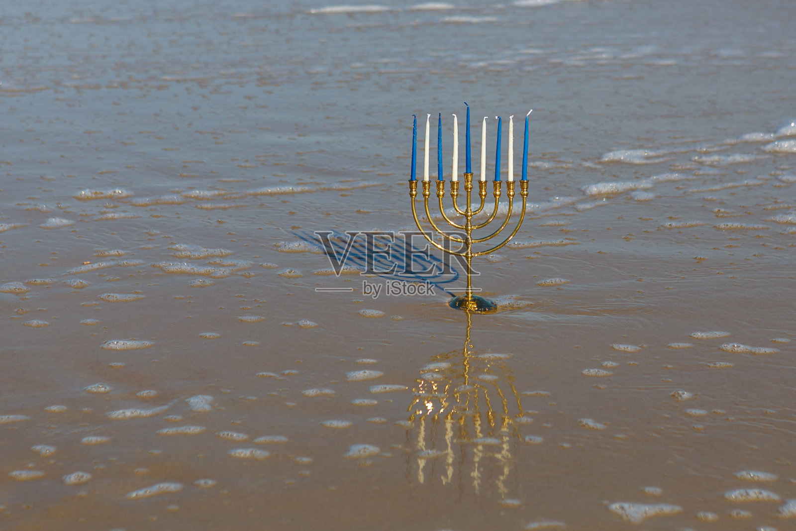 沙滩上的光明节烛台照片摄影图片