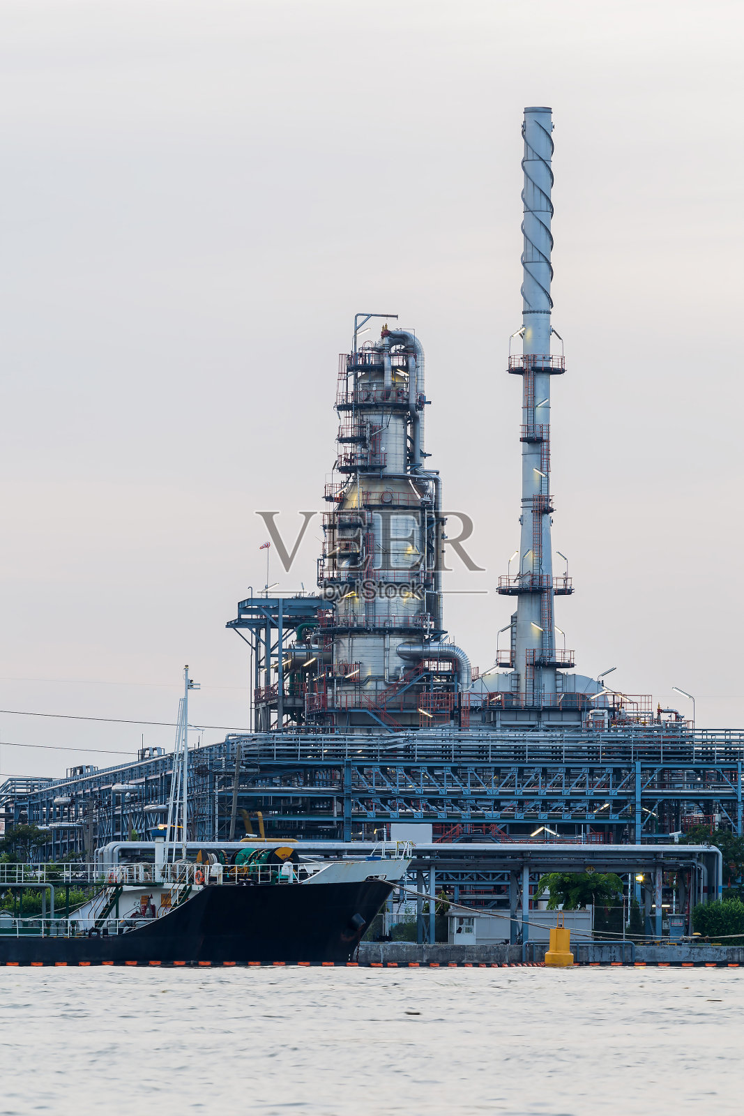 炼油厂塔、罐、河滨照片摄影图片