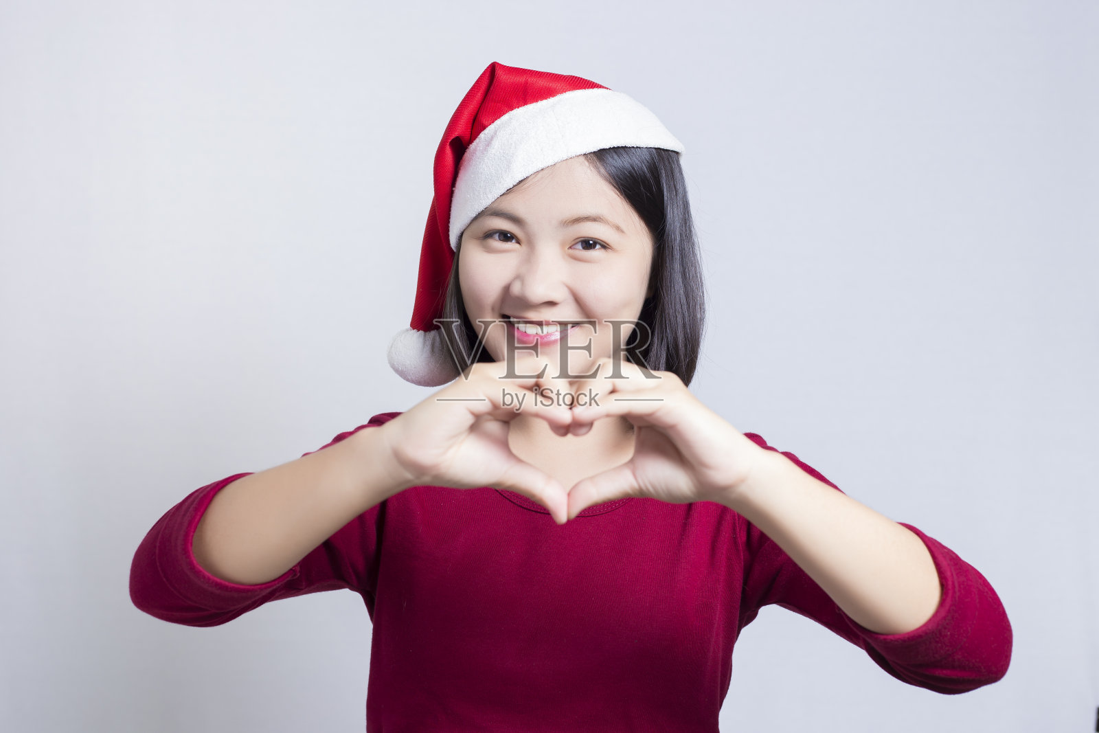 圣诞女人用她的手做一颗心照片摄影图片