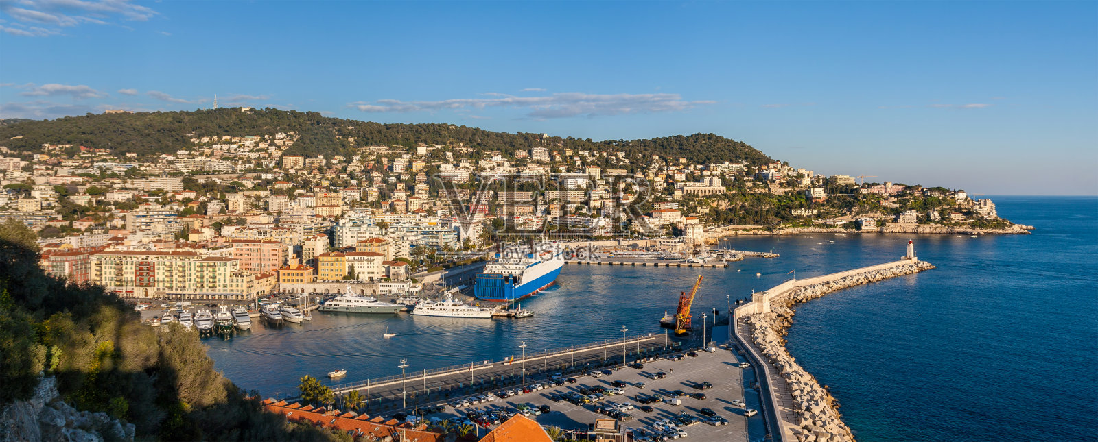 从尼斯的Colline du chateau看到的Lympia港照片摄影图片