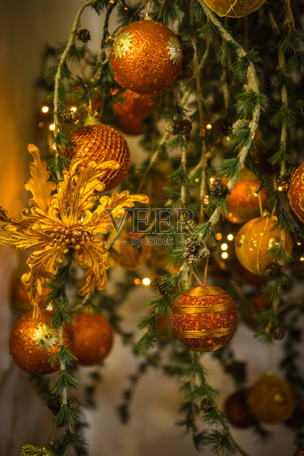 圣诞树和新年的玩具和装饰品照片摄影图片