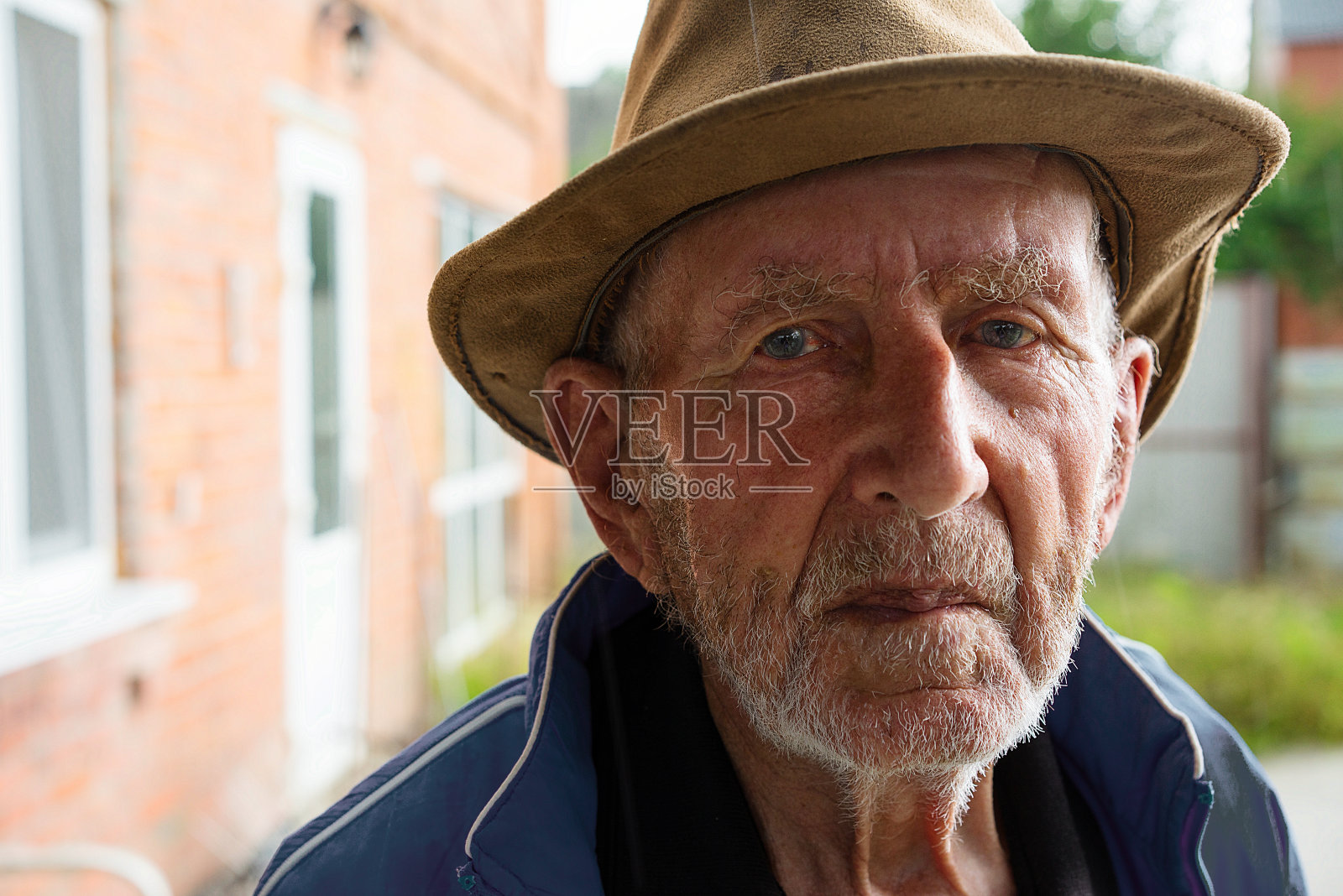 戴帽子的老人户外照照片摄影图片