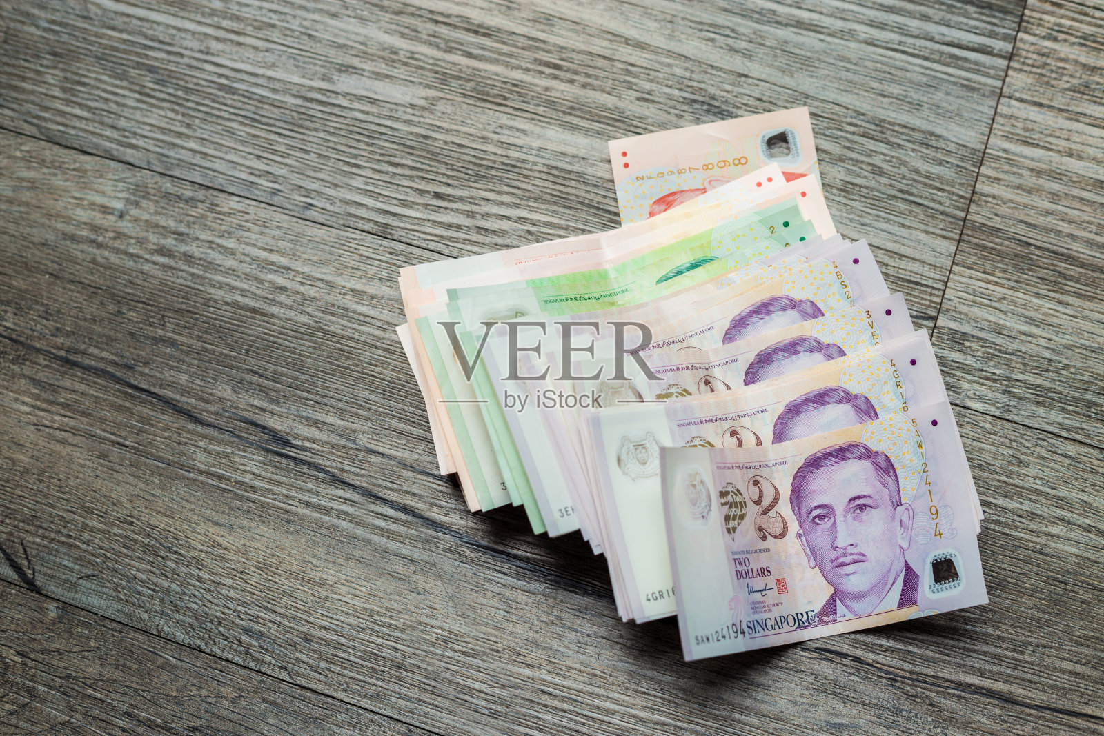 灰色木质背景上的新加坡币照片摄影图片