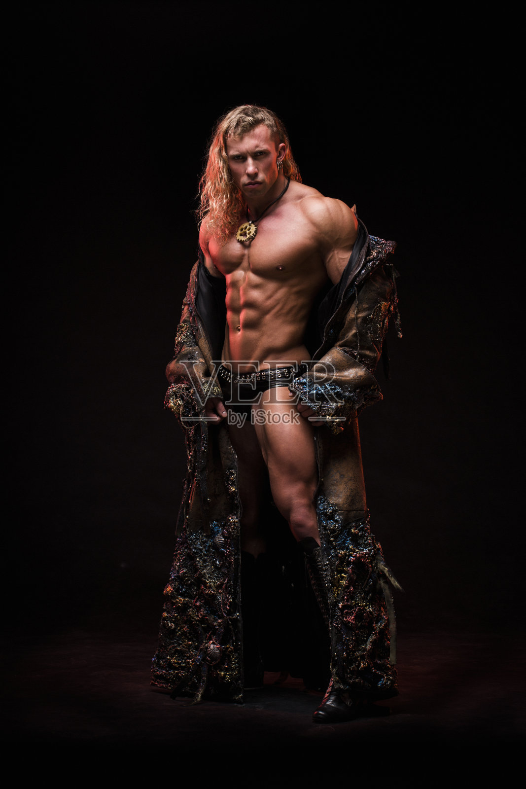 男人性感强壮的身体穿着怪兽服装照片摄影图片