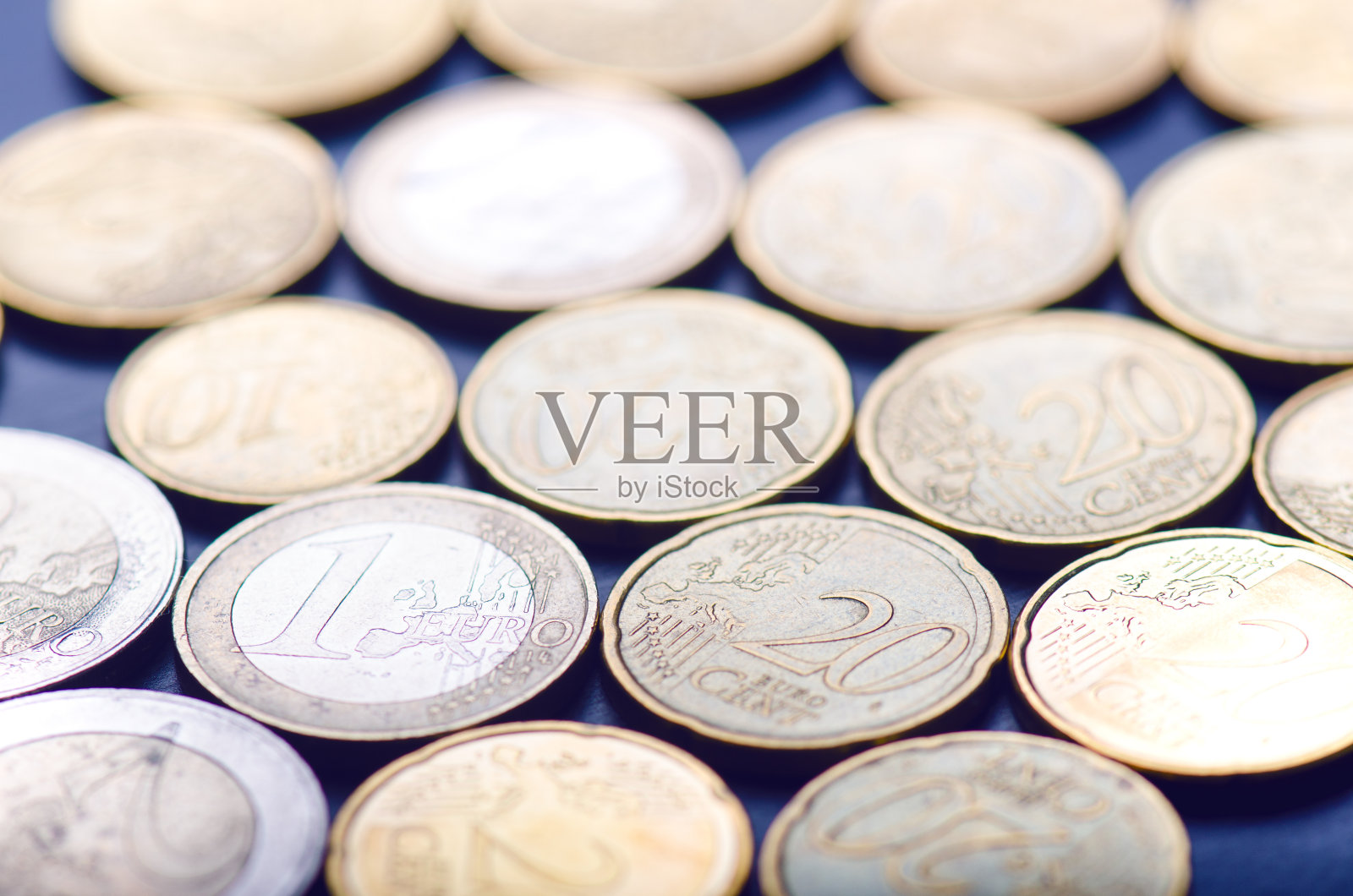 欧元的钱。硬币被孤立在一个黑色的背景上。照片摄影图片