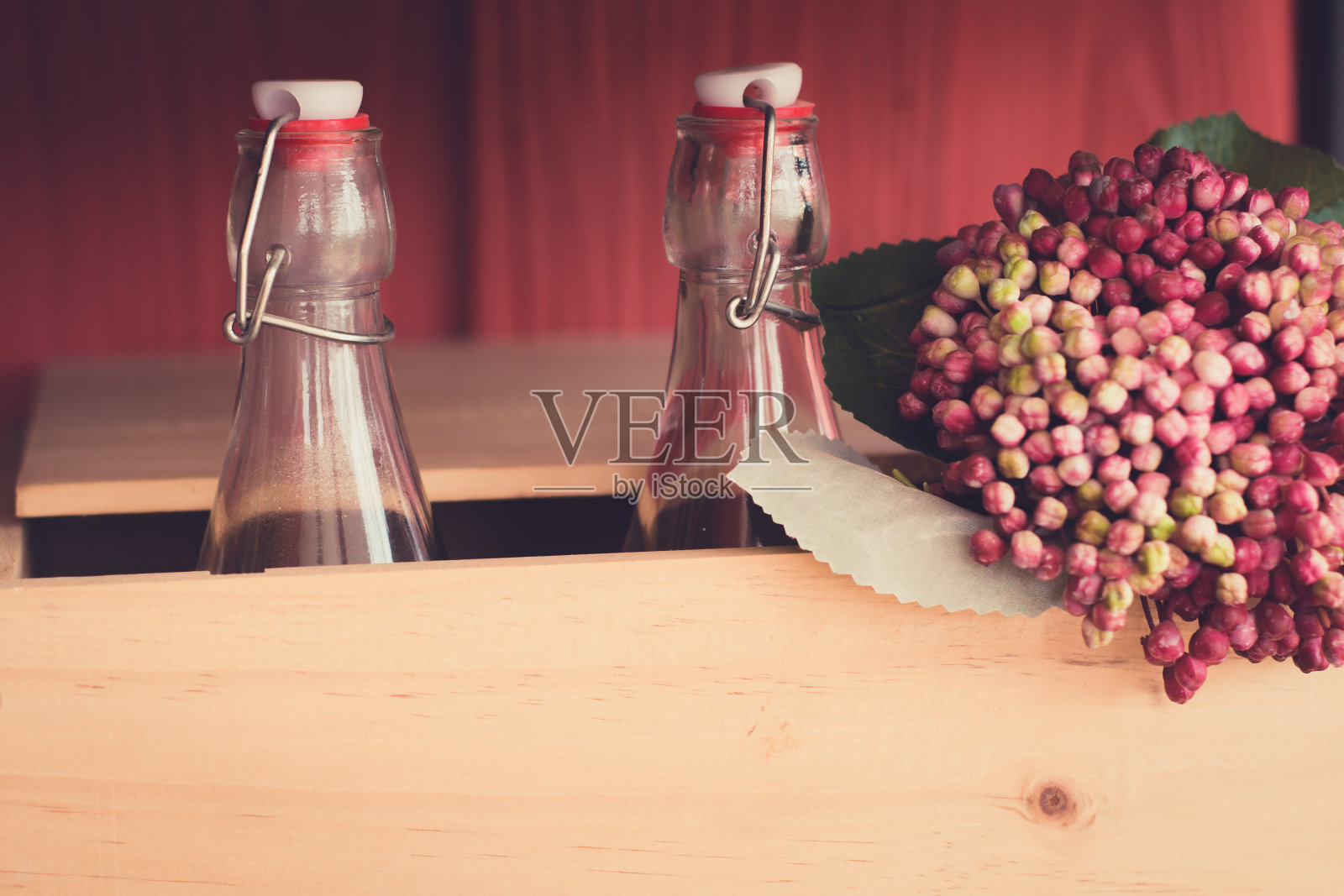 桌上有个花盆。复古风格的照片照片摄影图片