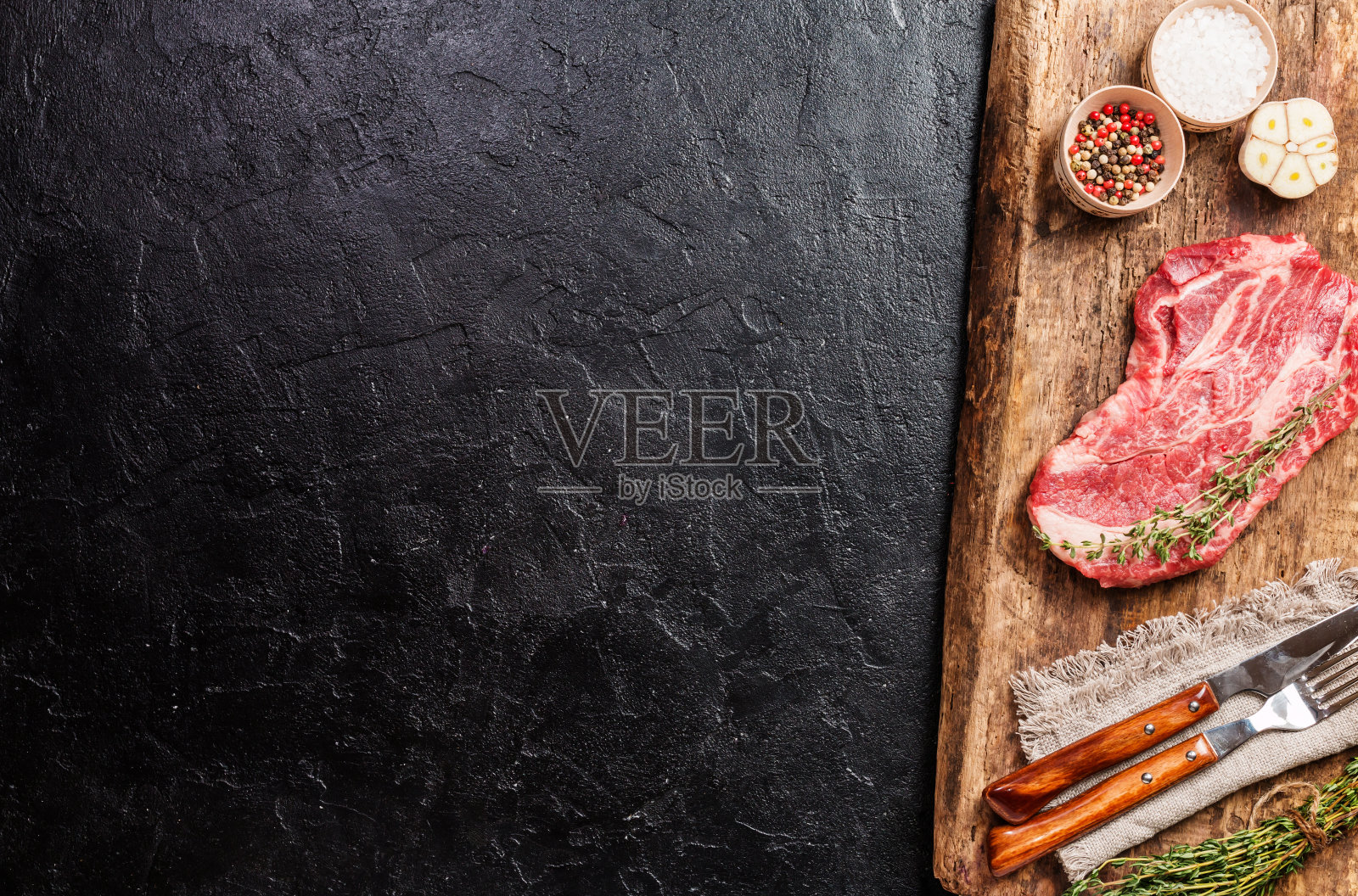 生的新鲜肋眼牛排照片摄影图片