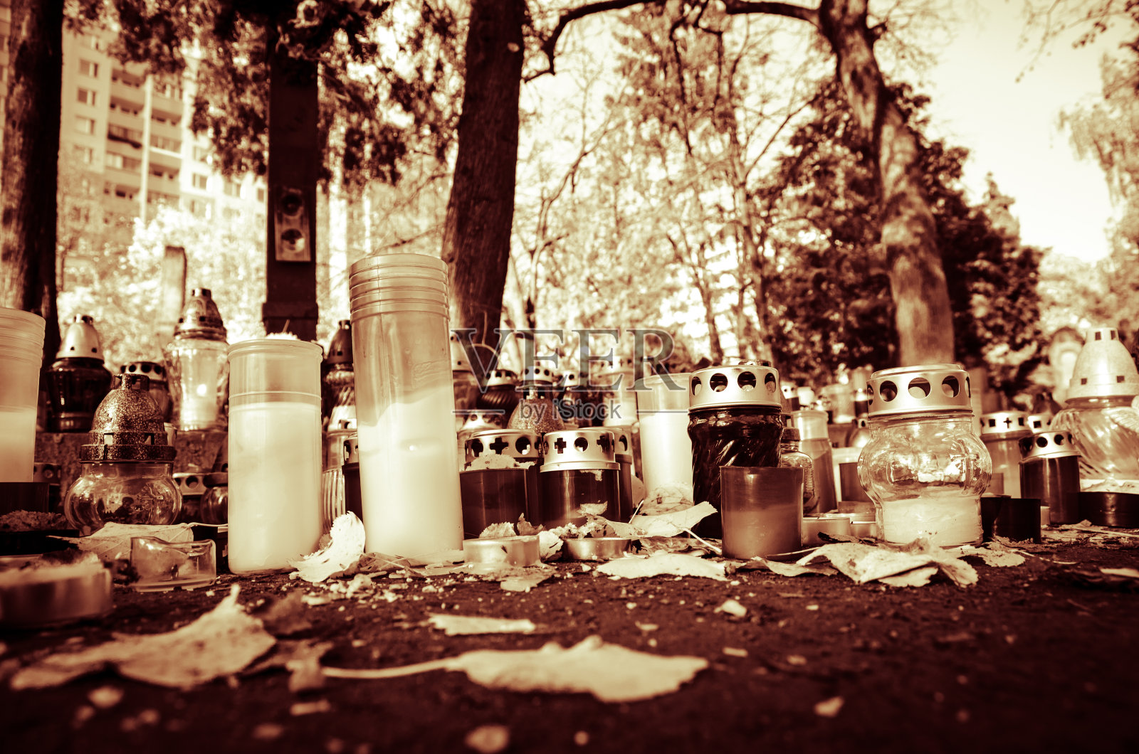 蜡烛在公墓照片摄影图片