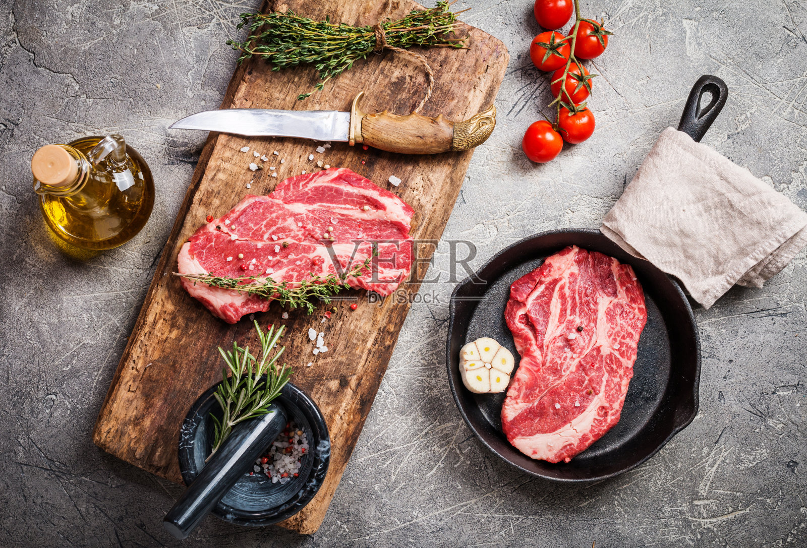 生的新鲜肋眼牛排照片摄影图片
