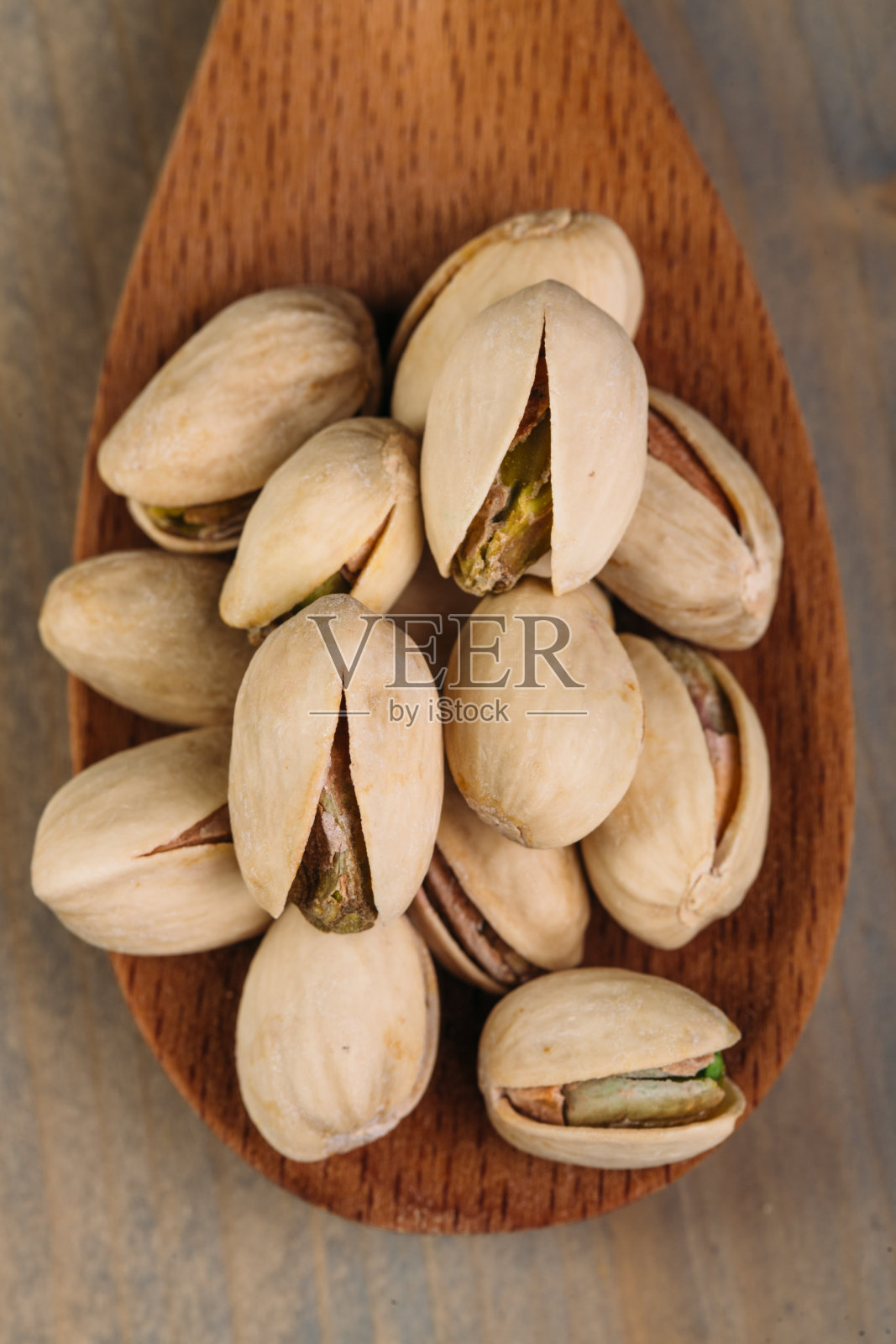 木制背景上的开心果照片摄影图片