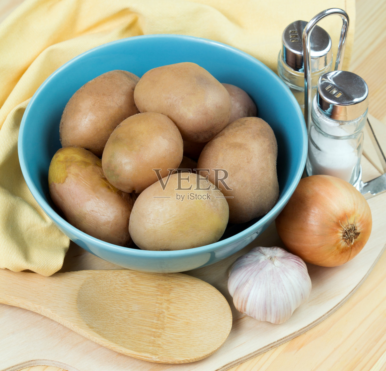 煮土豆在盘子里照片摄影图片