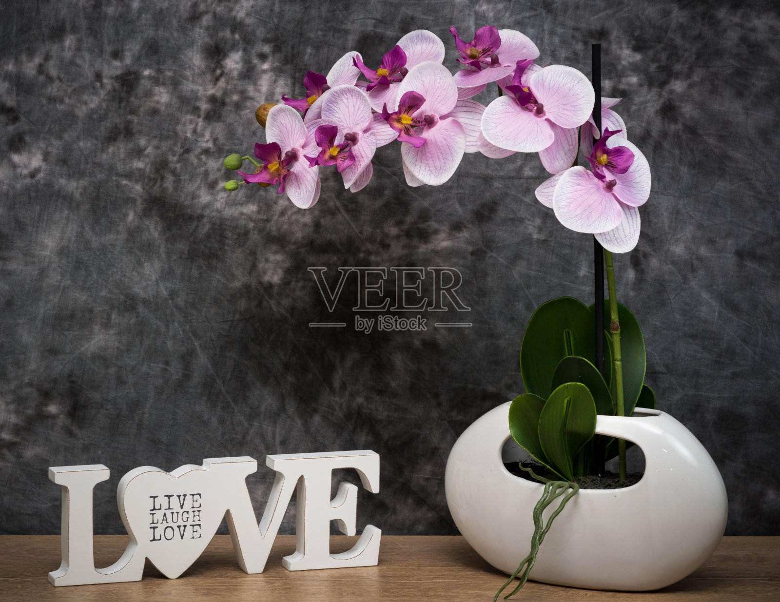 家里装饰桌上用兰花照片摄影图片