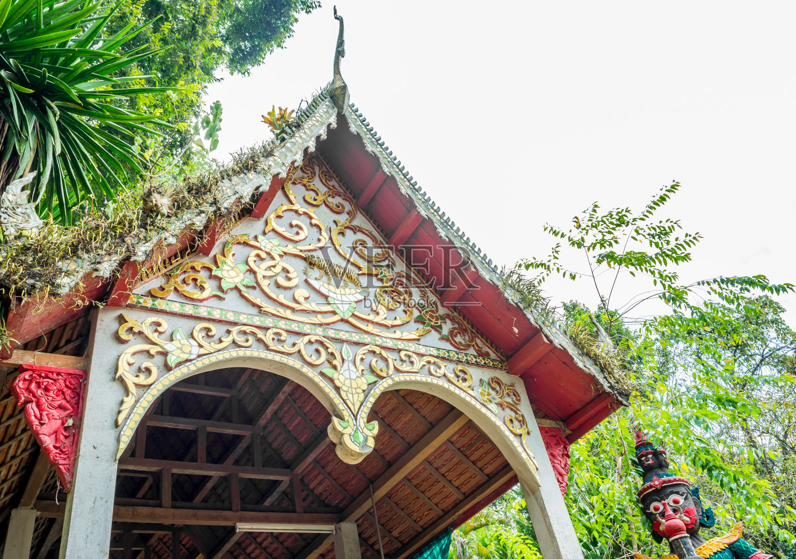 白色天空的古庙照片摄影图片