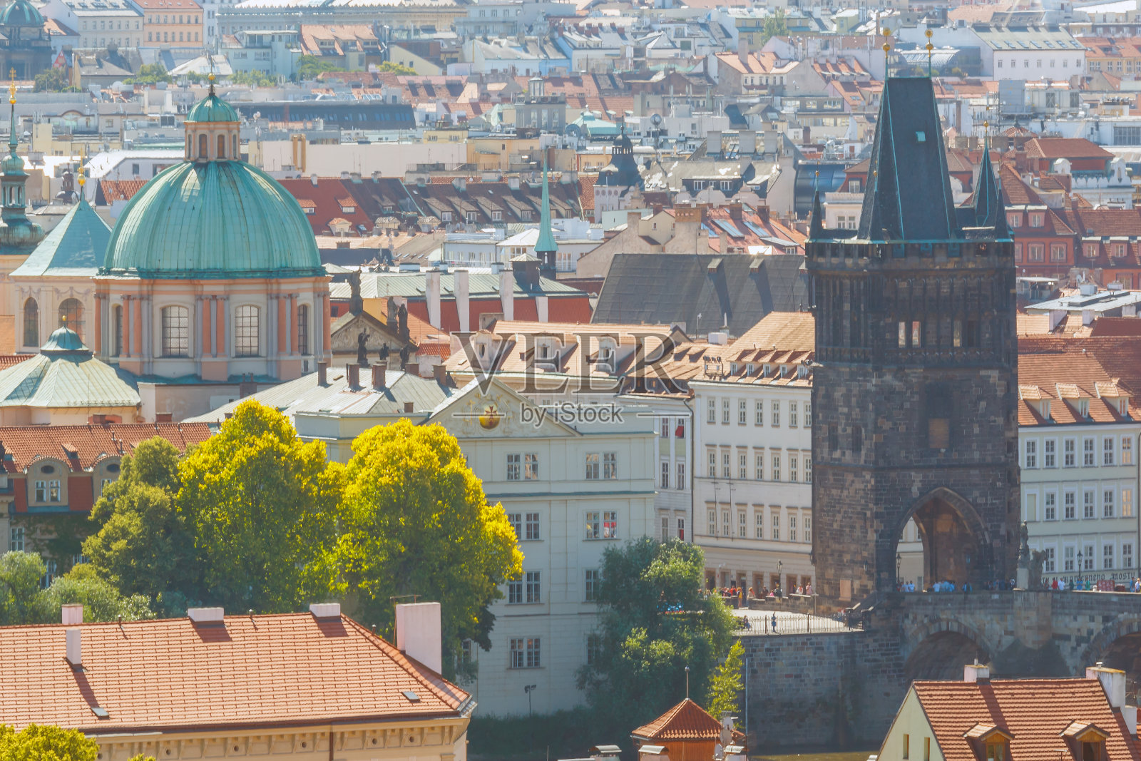 布拉格的城市景观与塔和纪念碑照片摄影图片