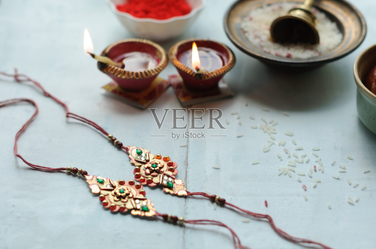 蓝色背景上的Rakhi照片摄影图片