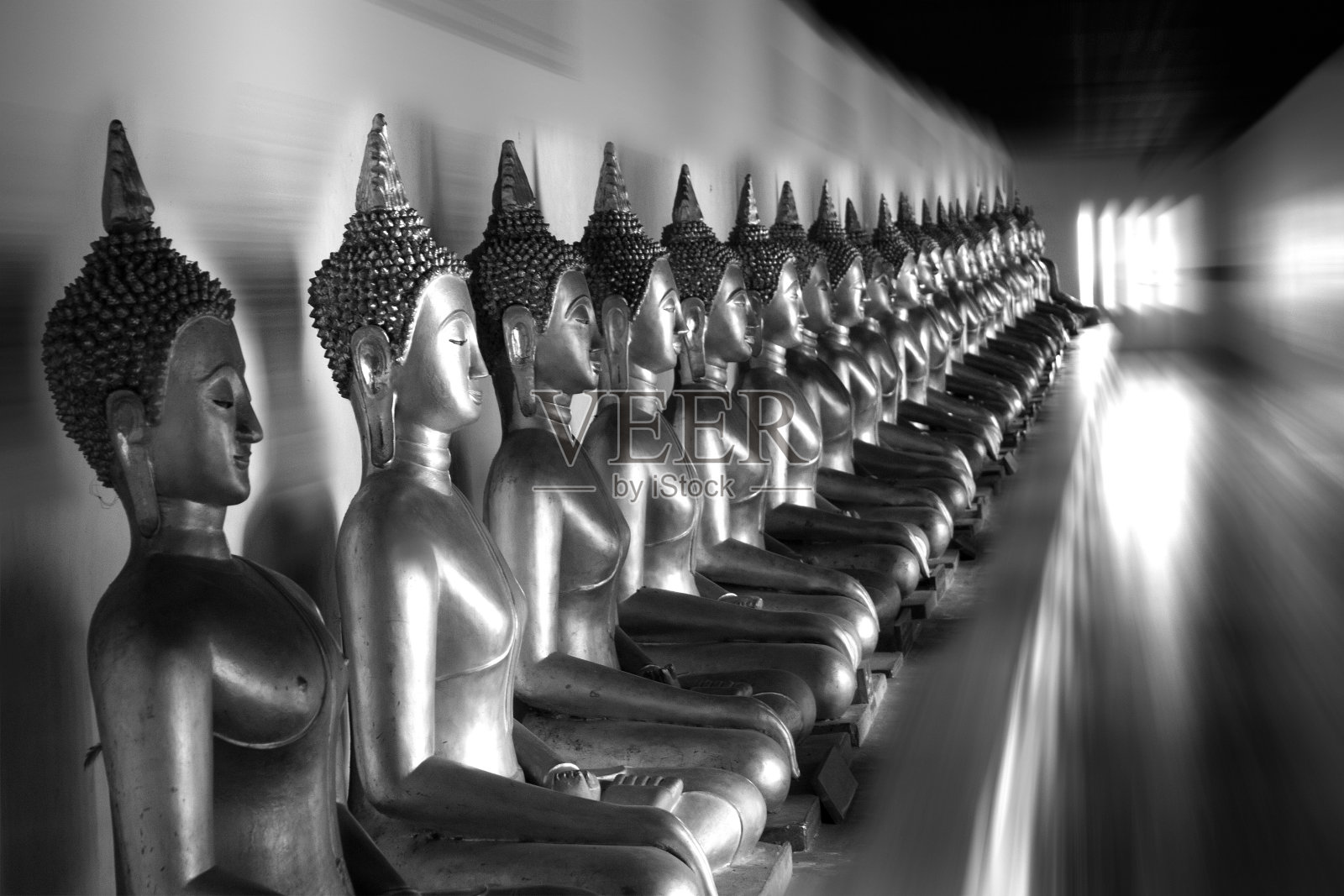 一排佛像,黑白相间照片摄影图片