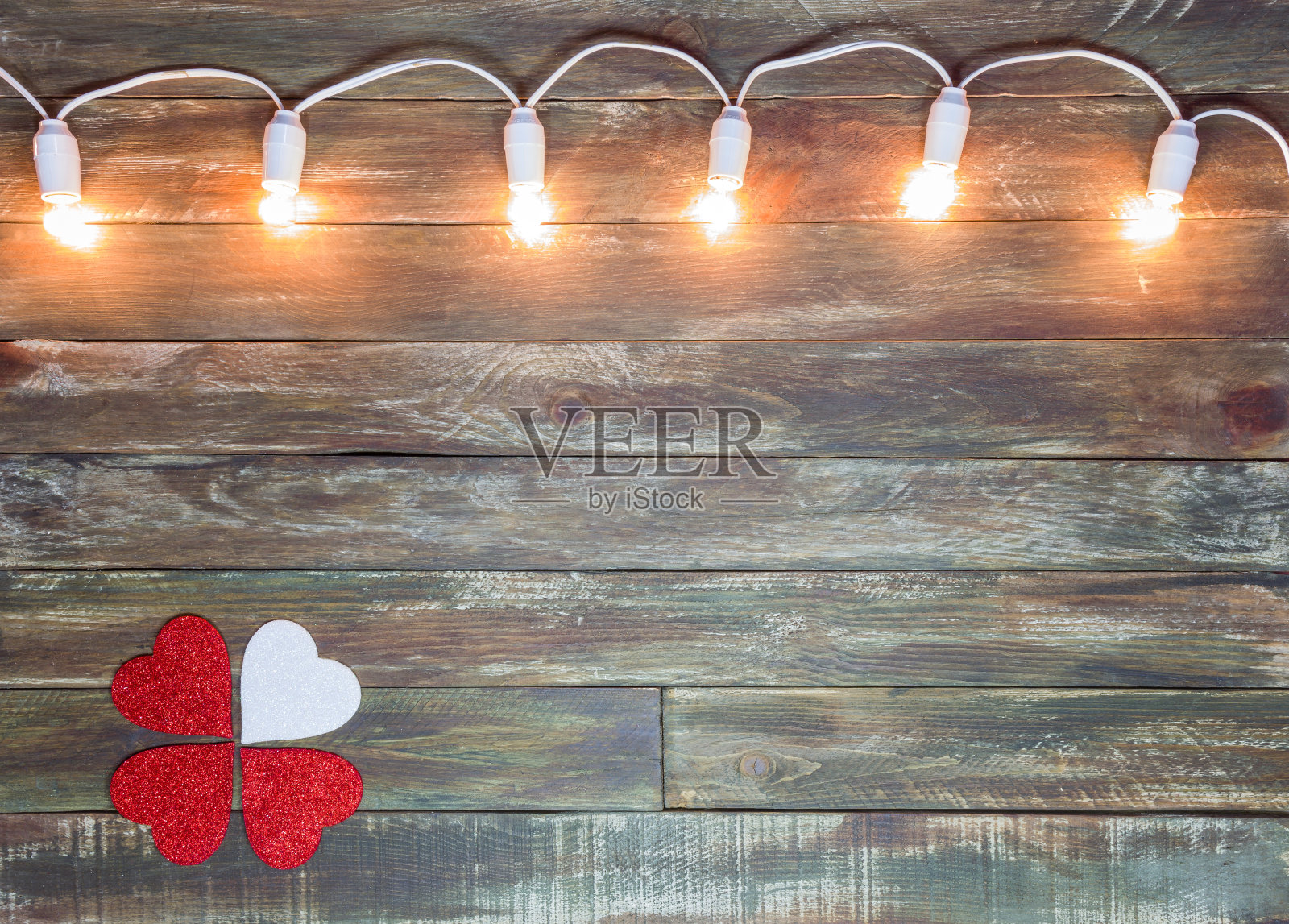 情人节木质纹理背景与轻花环照片摄影图片
