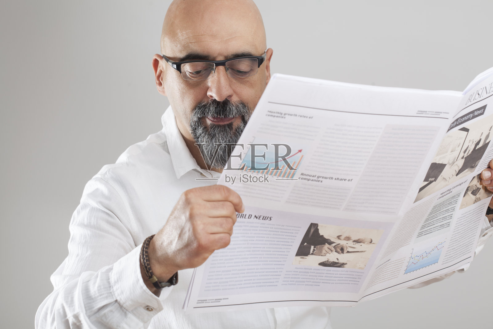 看报纸的中年男子照片摄影图片
