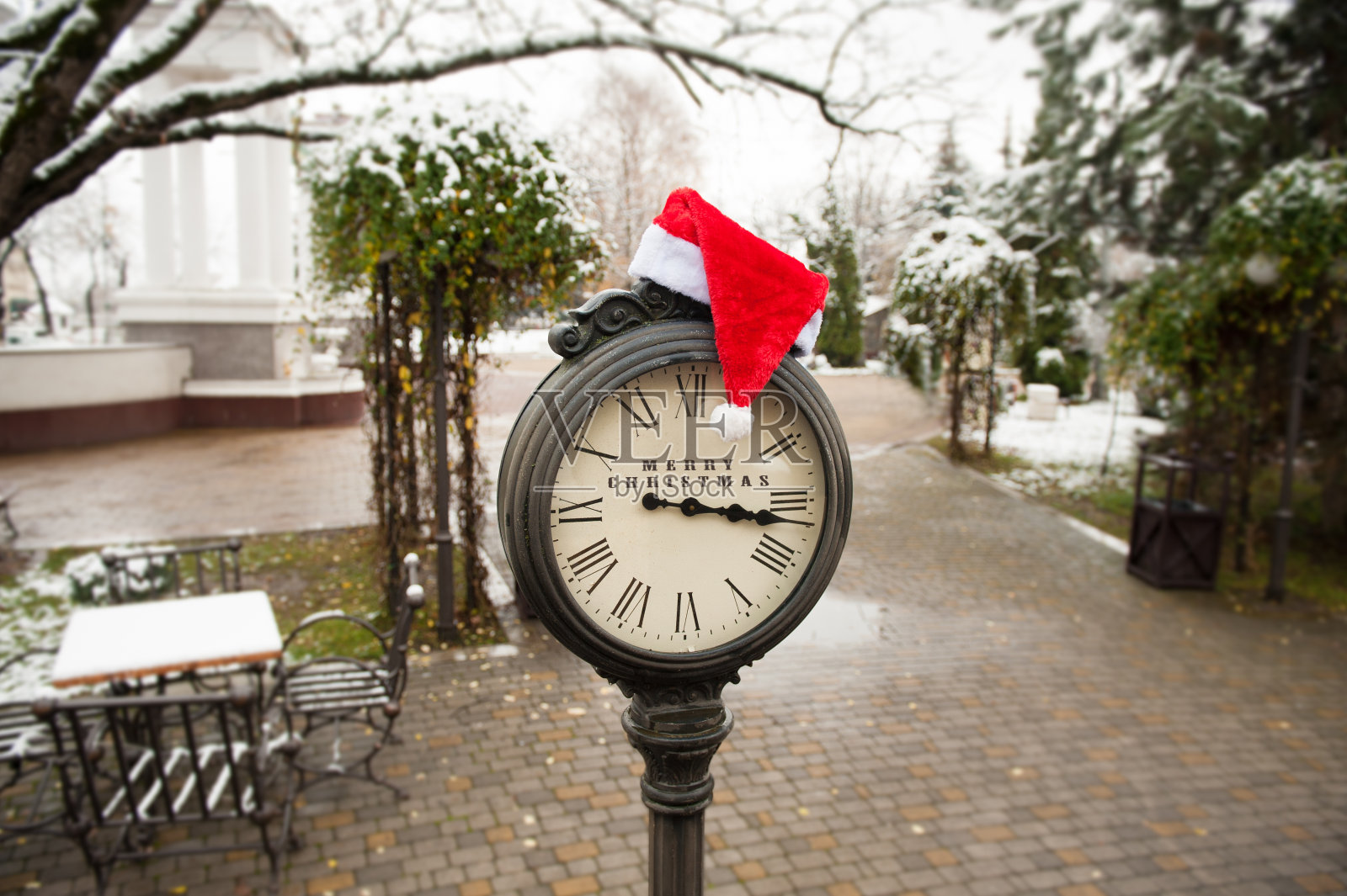 带着圣诞帽和“圣诞快乐”字样的古董钟照片摄影图片