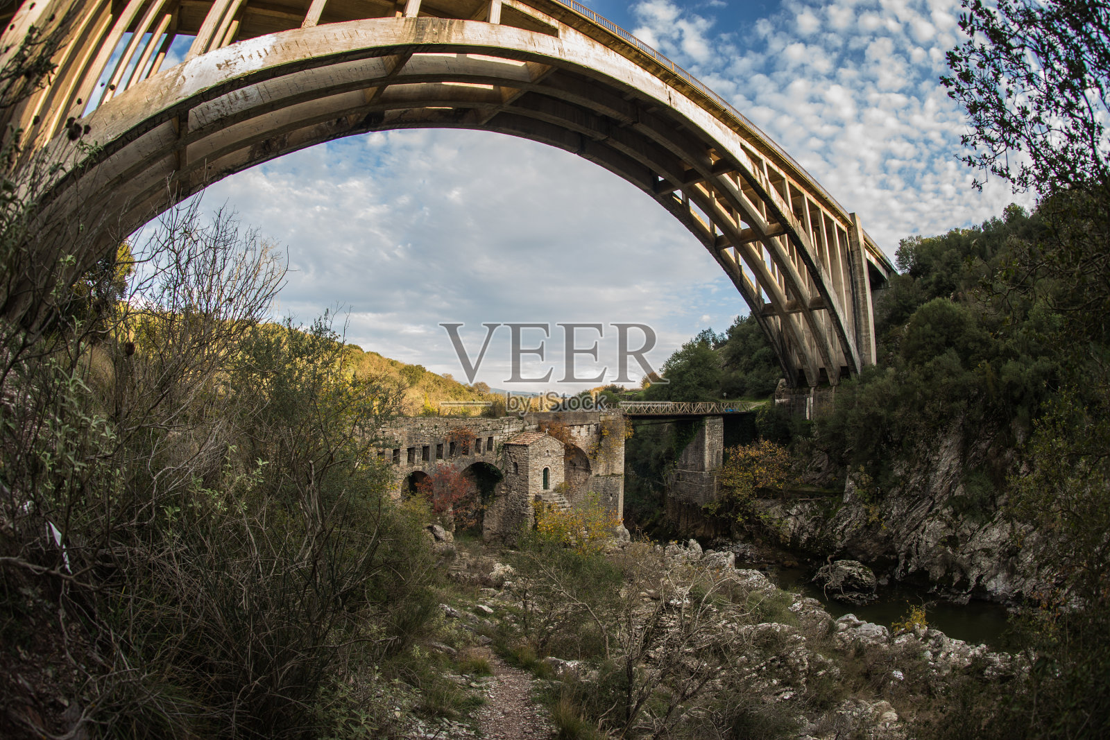 在Karytaina有新桥和老桥,还有小教堂照片摄影图片