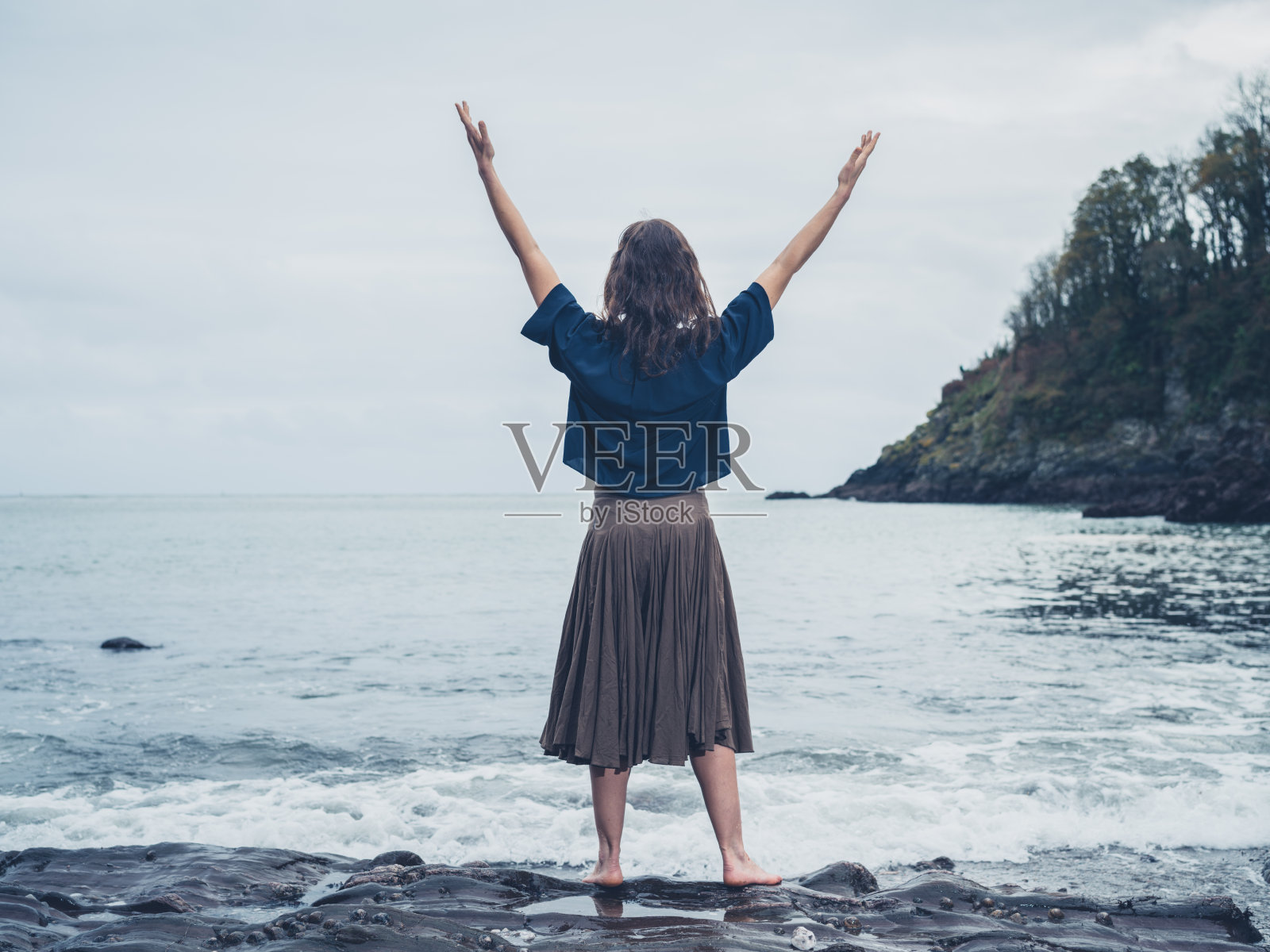 年轻女子在海上表达自由照片摄影图片