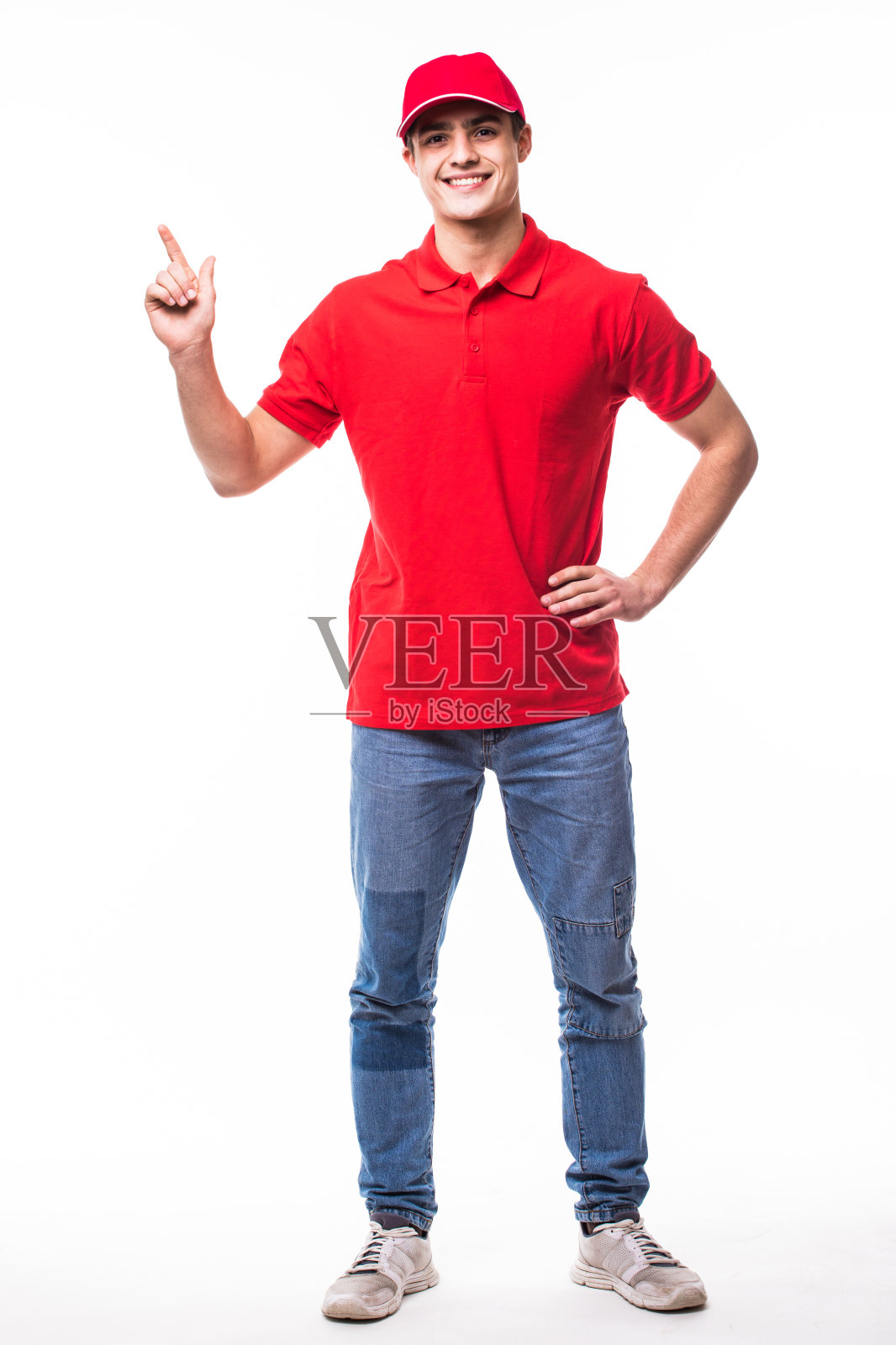 送货员指着一边。照片摄影图片