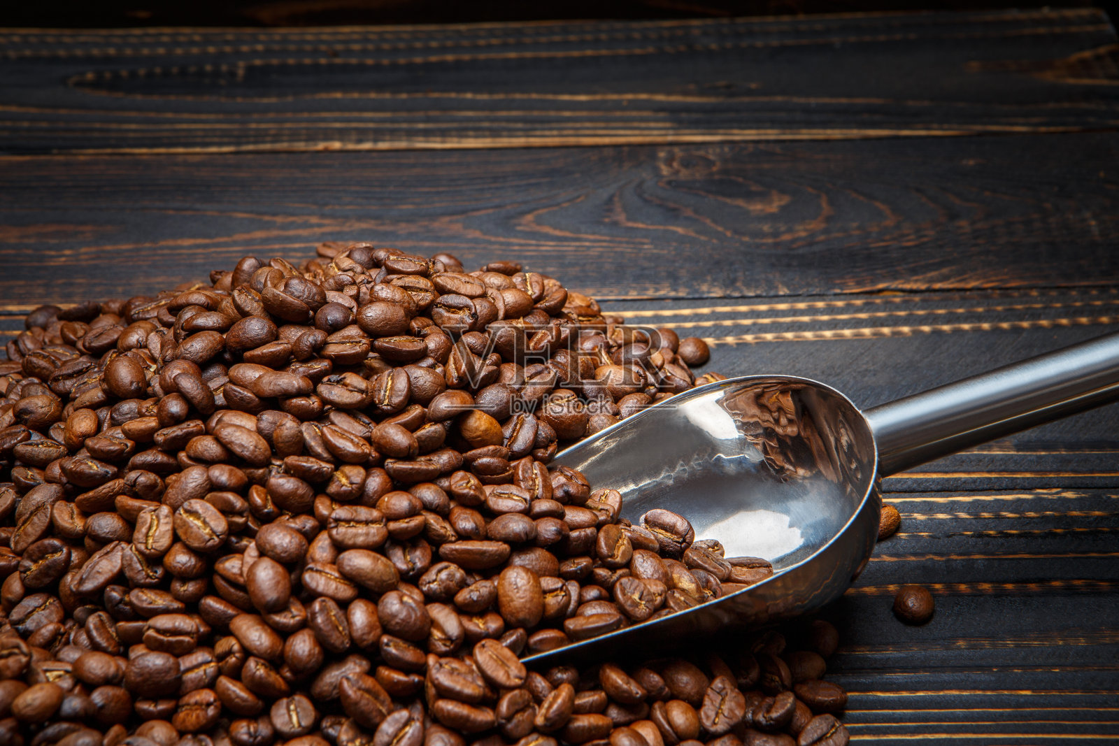 在木质背景上烘焙咖啡豆照片摄影图片