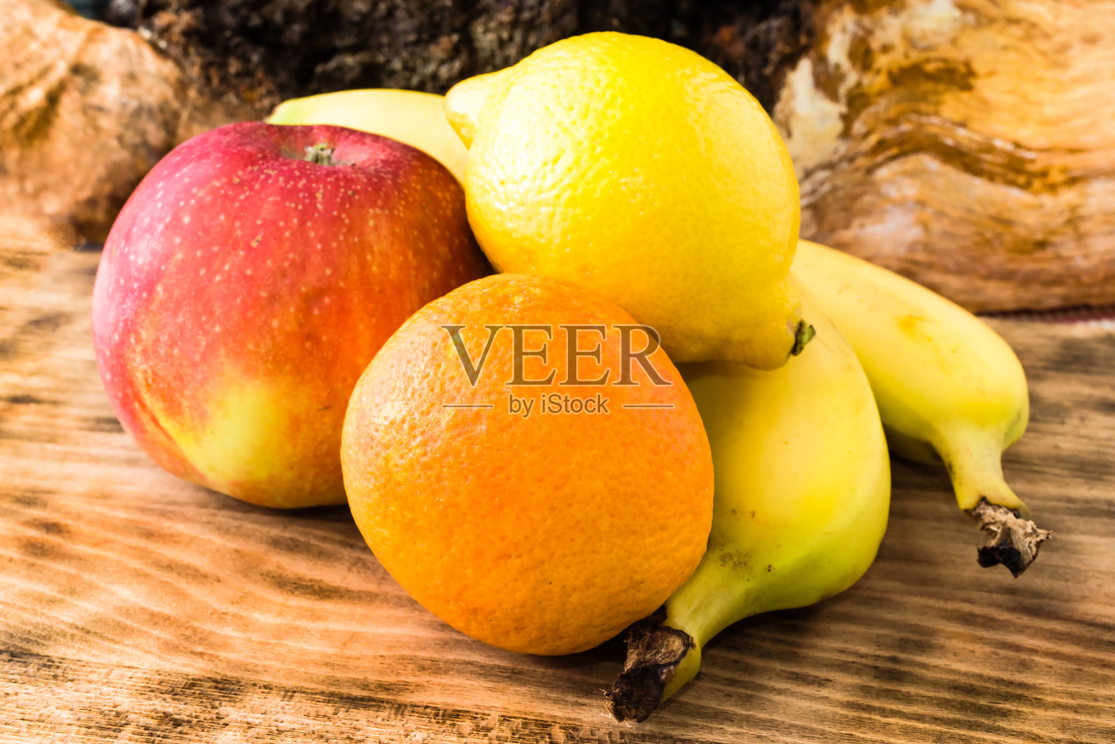 在切菜板上收集水果照片摄影图片