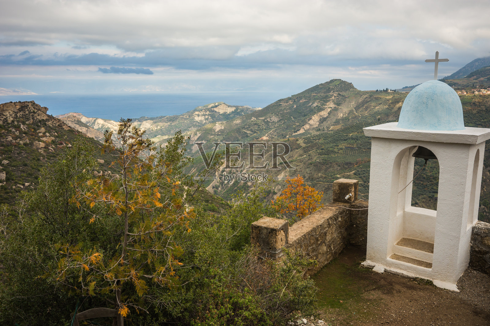 希腊伯罗奔尼撒半岛路边的小教堂照片摄影图片