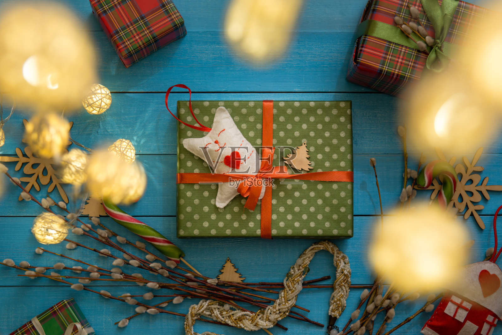 圣诞手工制作的礼物盒玩具上的蓝色木制背景照片摄影图片