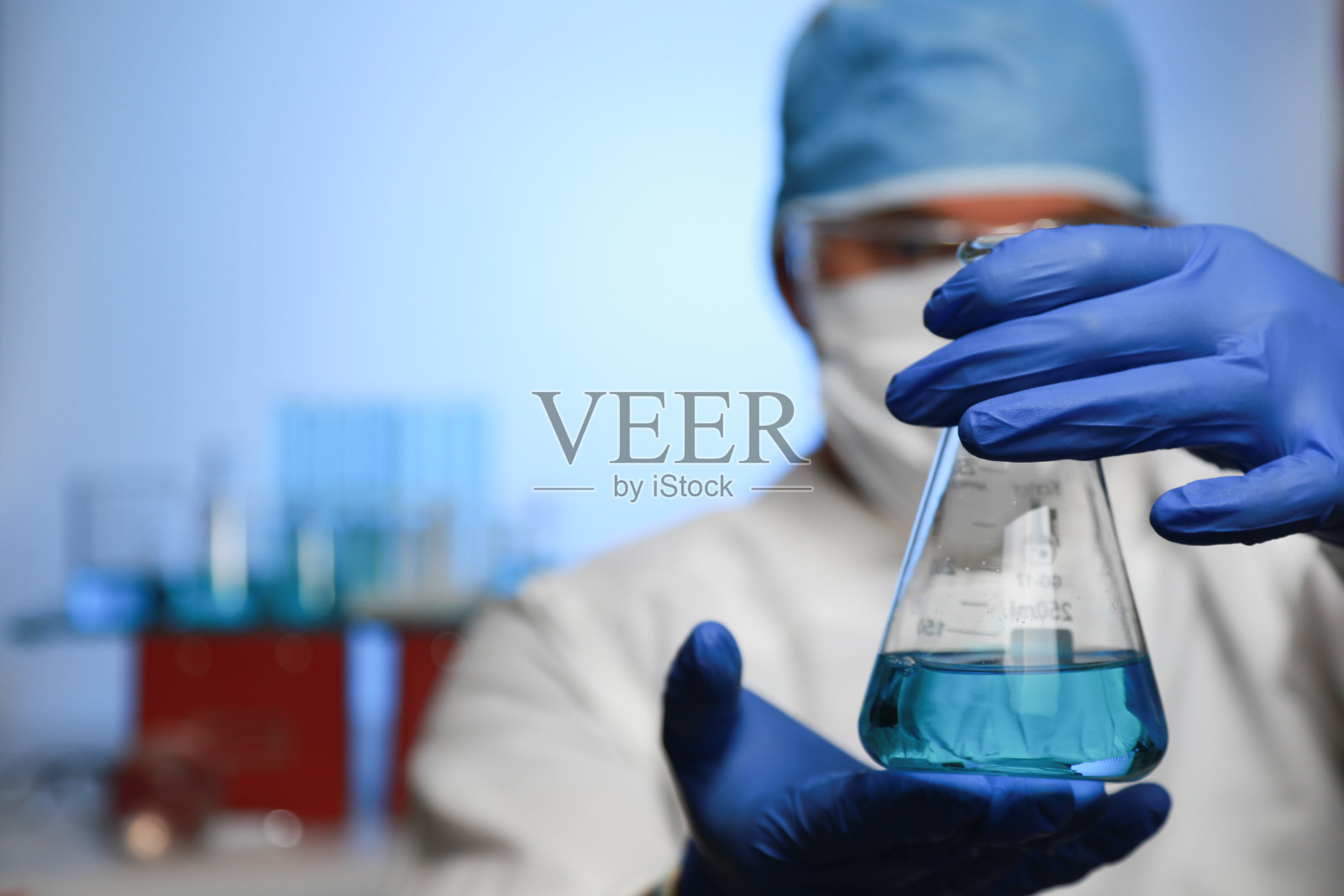 在实验室工作的科学家照片摄影图片