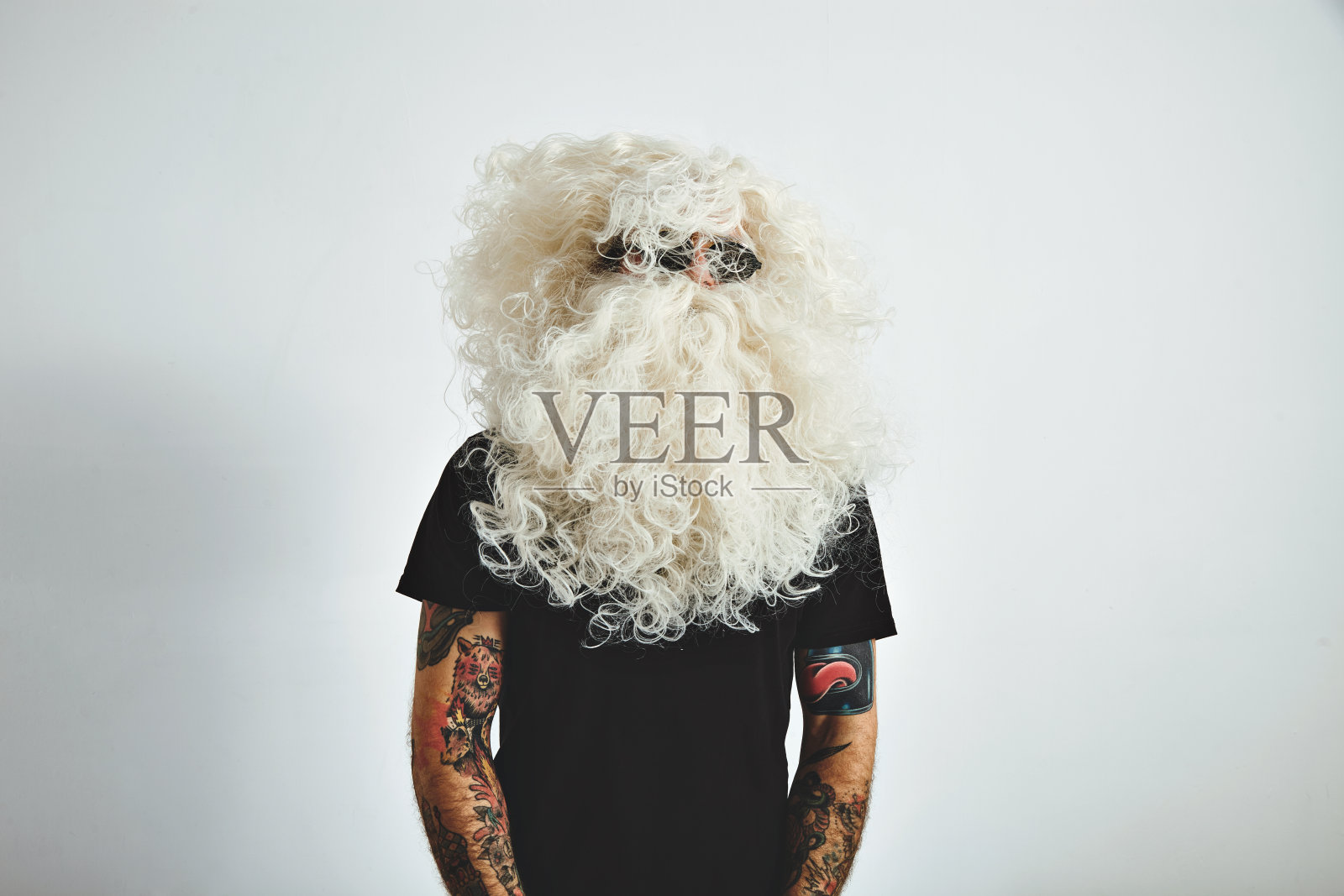 戴墨镜的纹身圣诞老人照片摄影图片