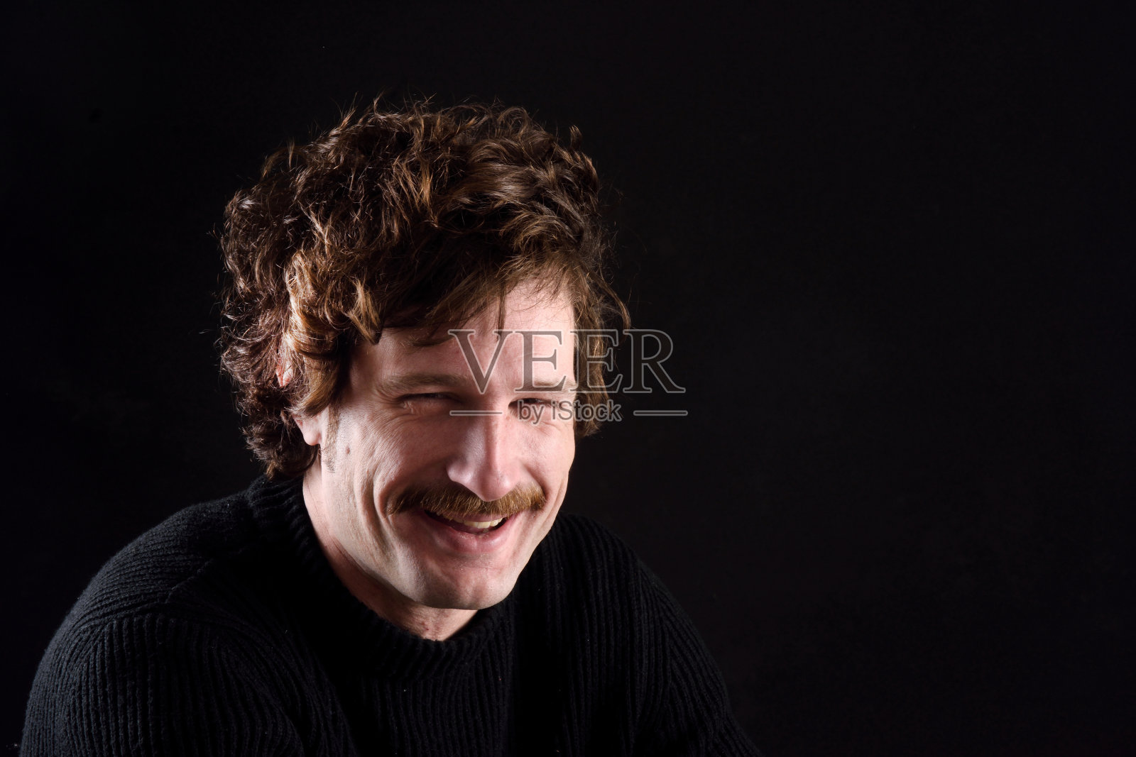 一个穿着黑色衣服的有魅力的男人的肖像照片摄影图片