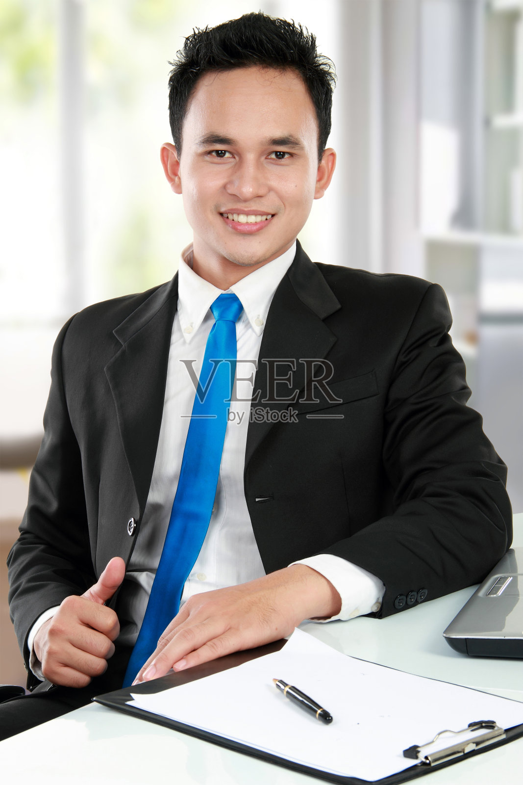 办公室里年轻的亚洲商人照片摄影图片