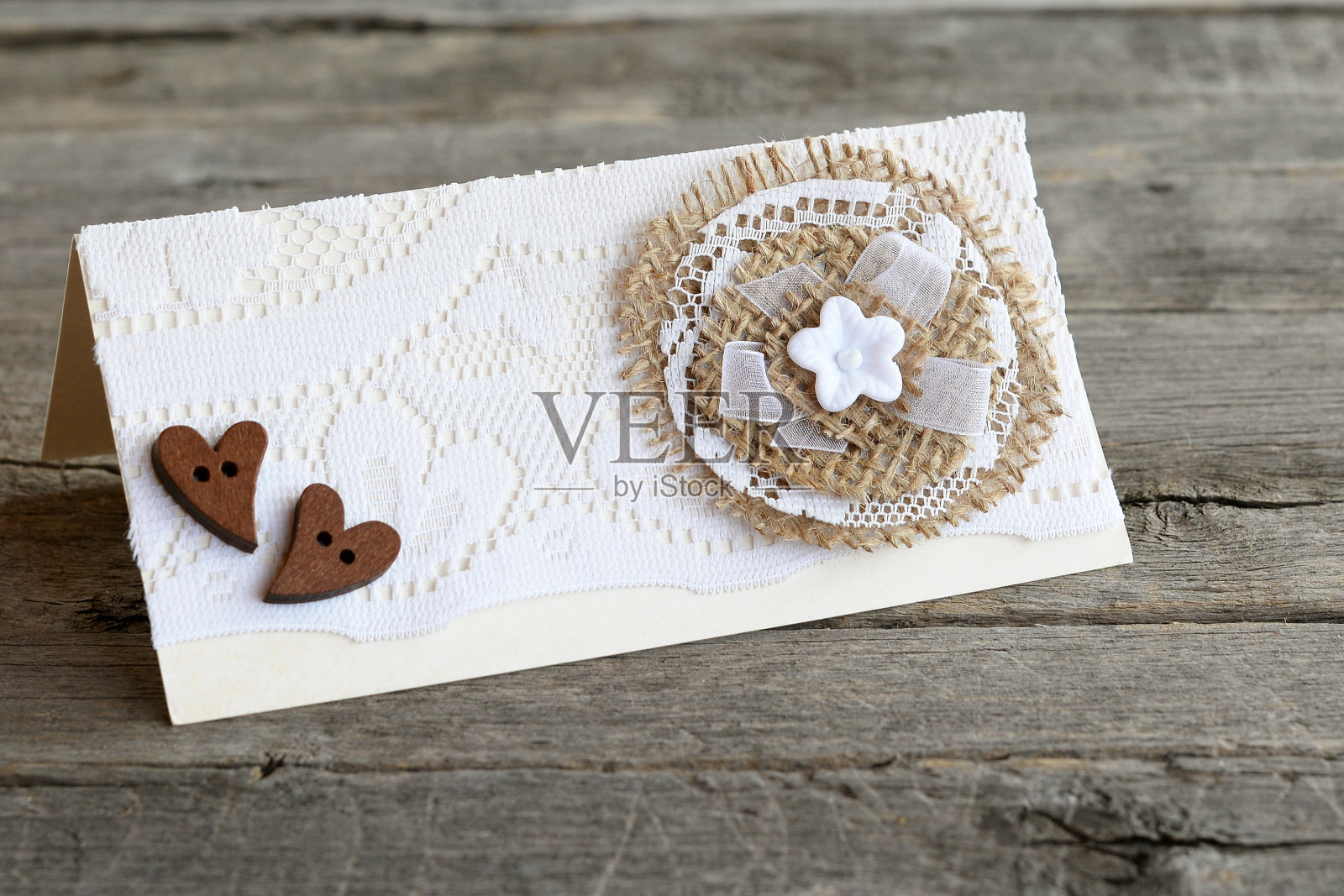 老式的婚礼卡片上的旧木制背景照片摄影图片