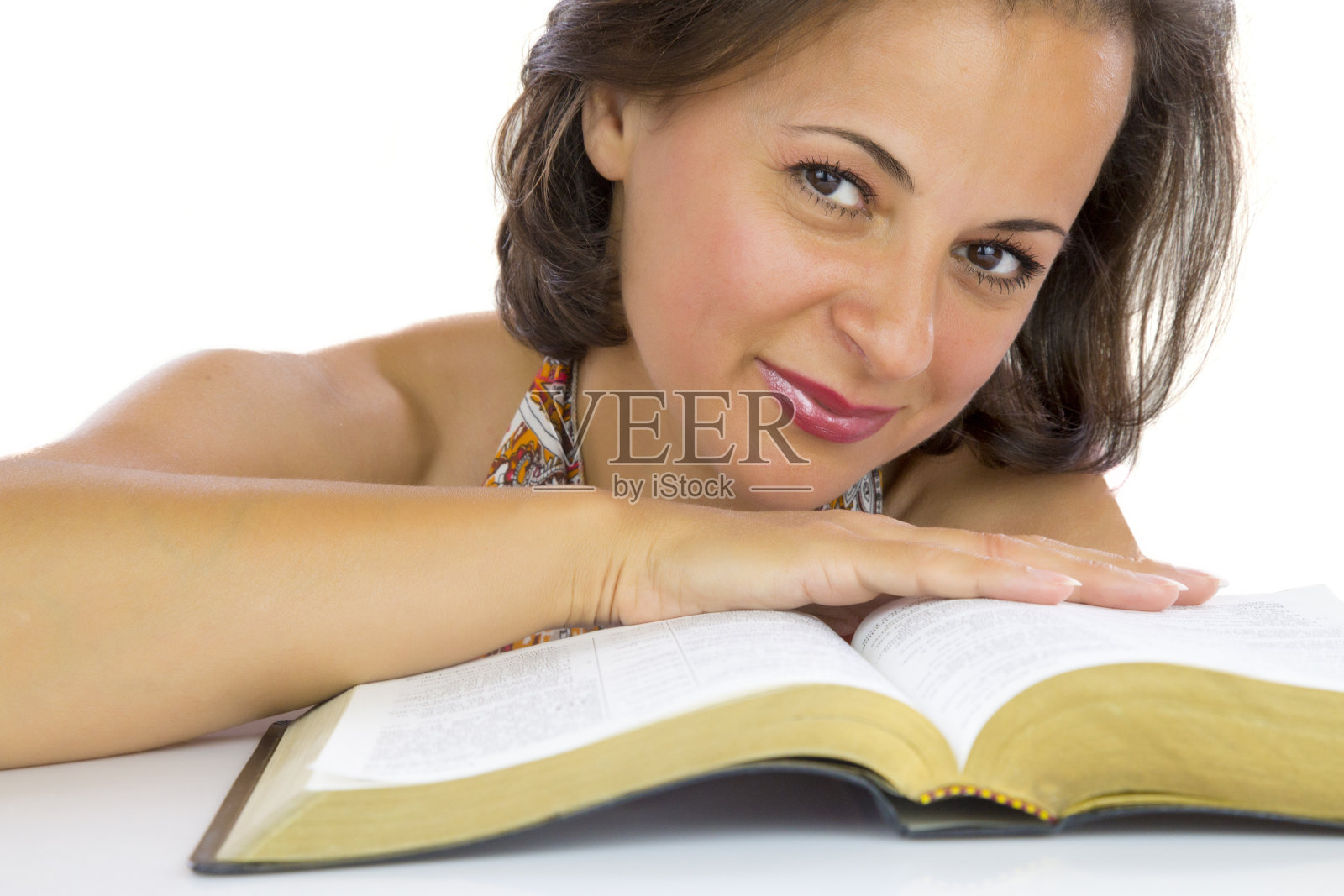 读圣经的漂亮女人照片摄影图片