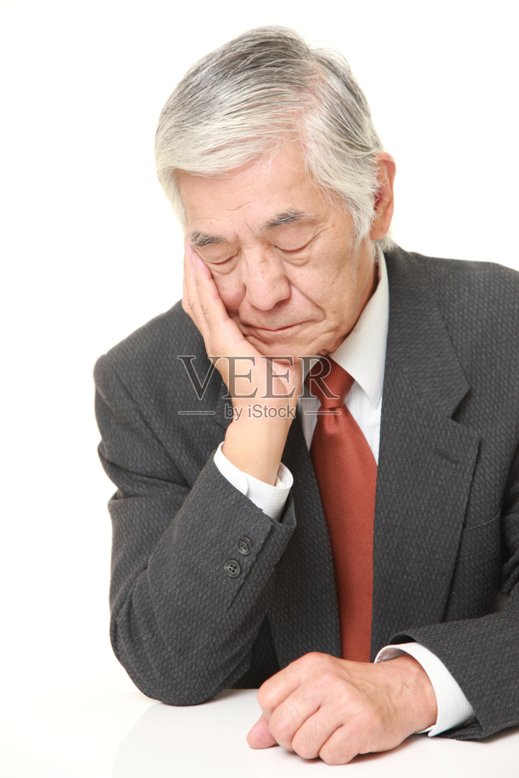 睡在桌子上的日本资深商人照片摄影图片